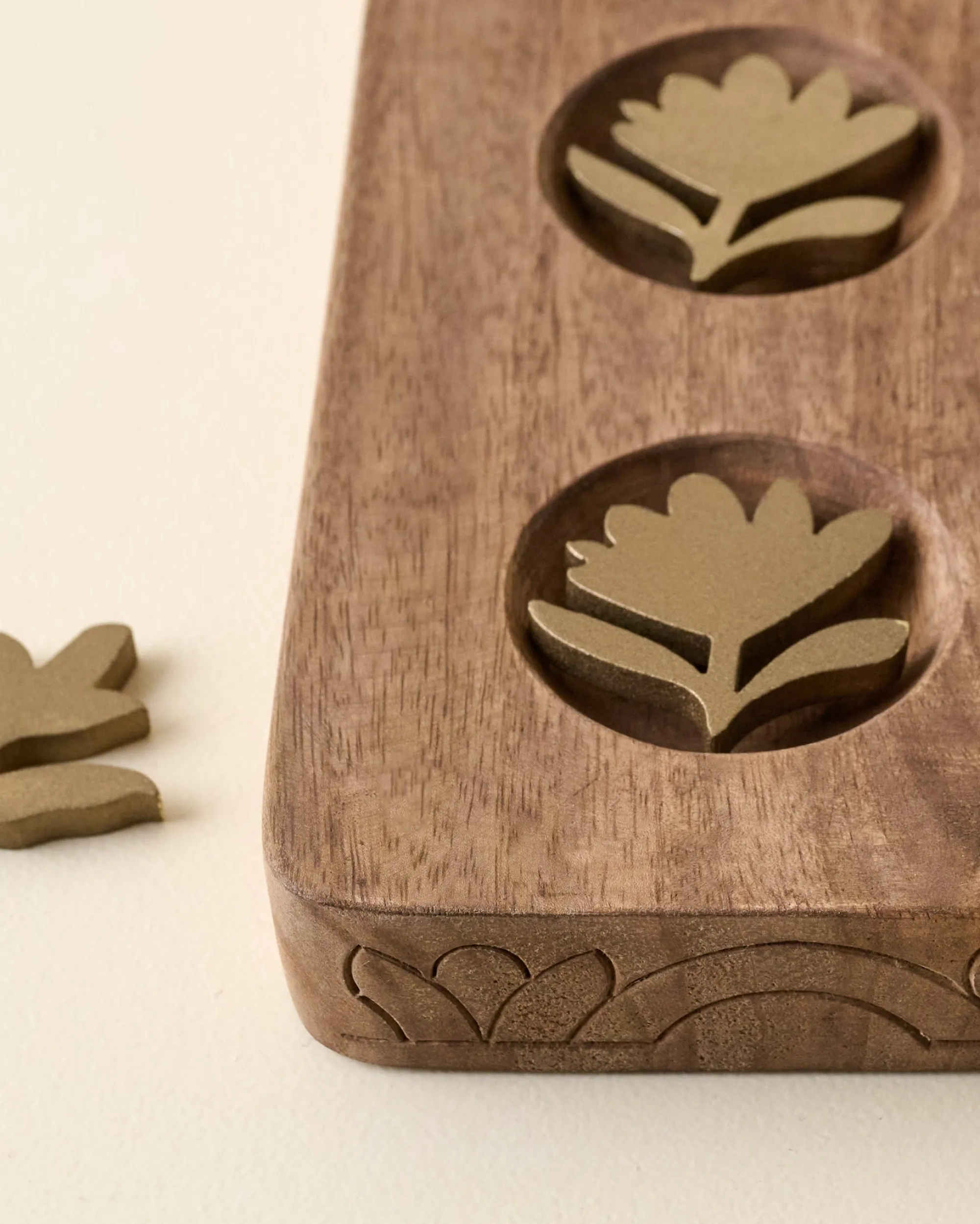 VND8551 MANI ART Hand Carved Wood Floral Tic Tac Toe