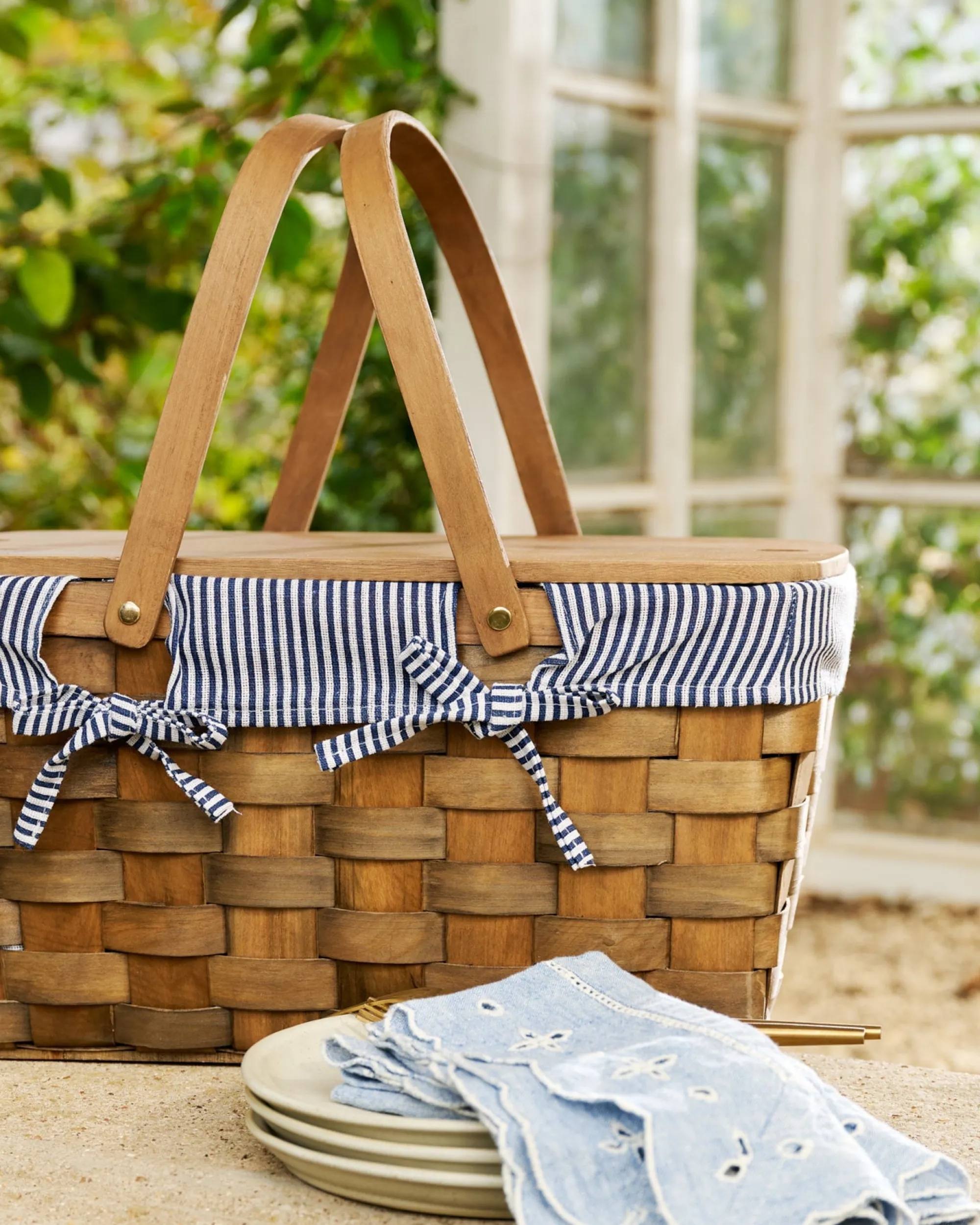 VND8042 Picnic Time, Inc. (d.b.a. Picnic Time Family of Brands) Handwoven Picnic Basket with Striped Liner