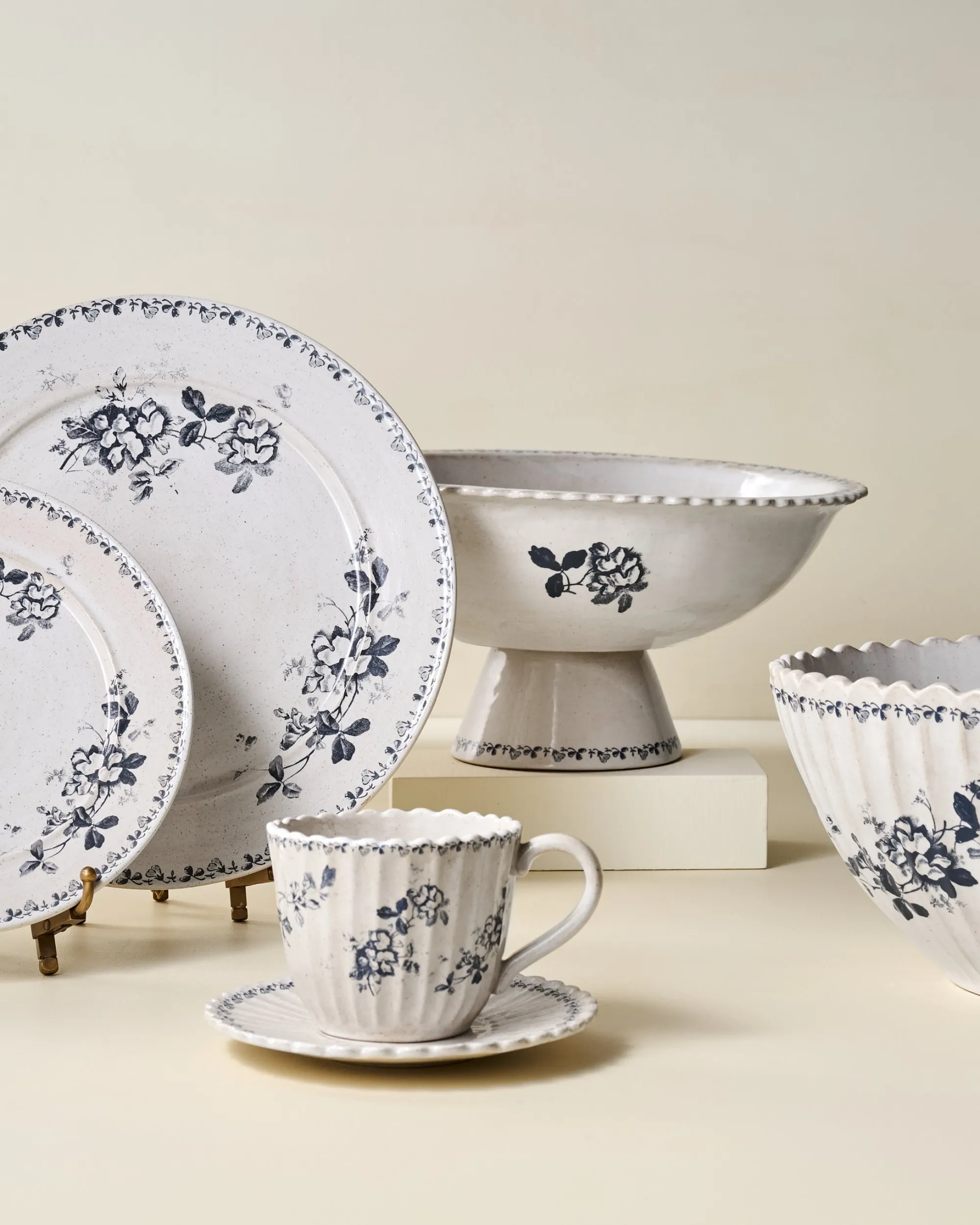 VND6562 Chaozhou Highland Crafts Company Ltd Heirloom Garden Floral Pedestal Serving Bowl
