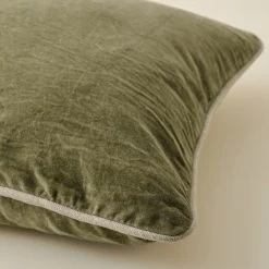 VND2729 Classic Concepts Inc Heirloom Velvet Pillow