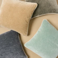 VND2729 Classic Concepts Inc Heirloom Velvet Pillow