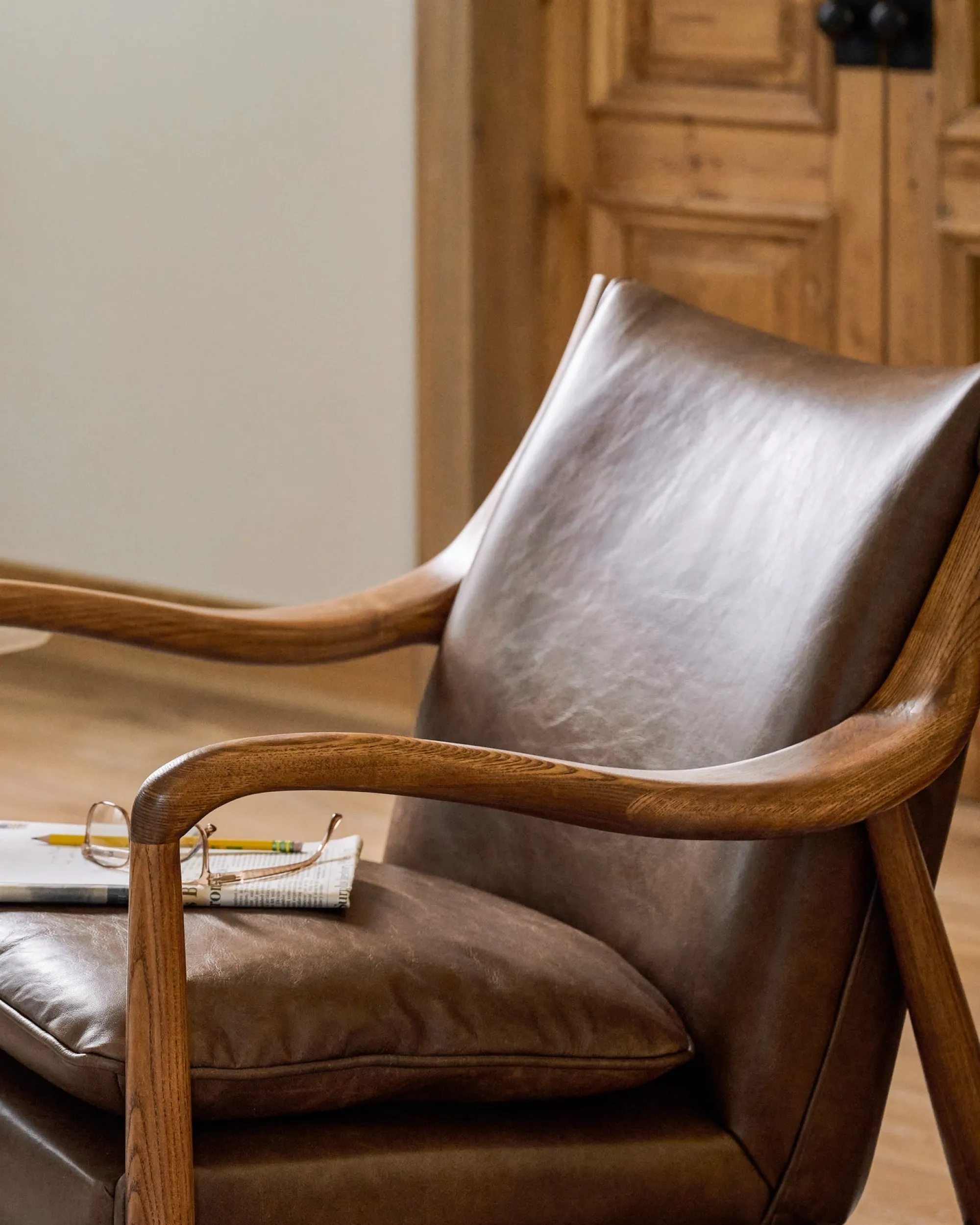 VND2729 Classic Concepts Inc Holland Chair