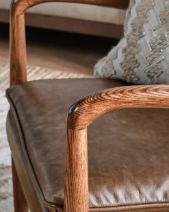 VND2729 Classic Concepts Inc Holland Chair