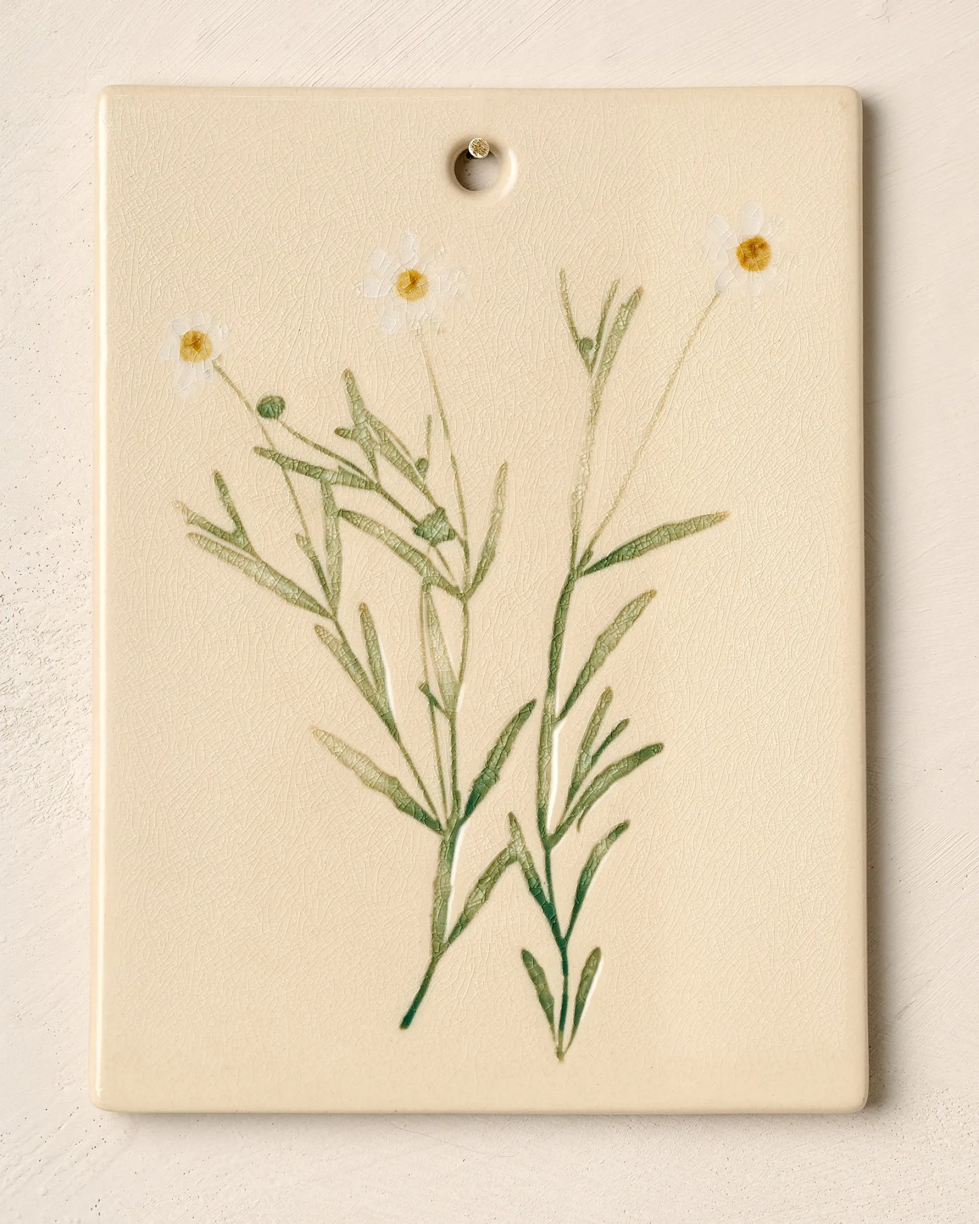 VND8577 GUANGDONG QUANFU CERAMICS INDUSTRIAL CO., LTD. Jo's Herbarium Ceramic Wall Plaque - Collected Daisies