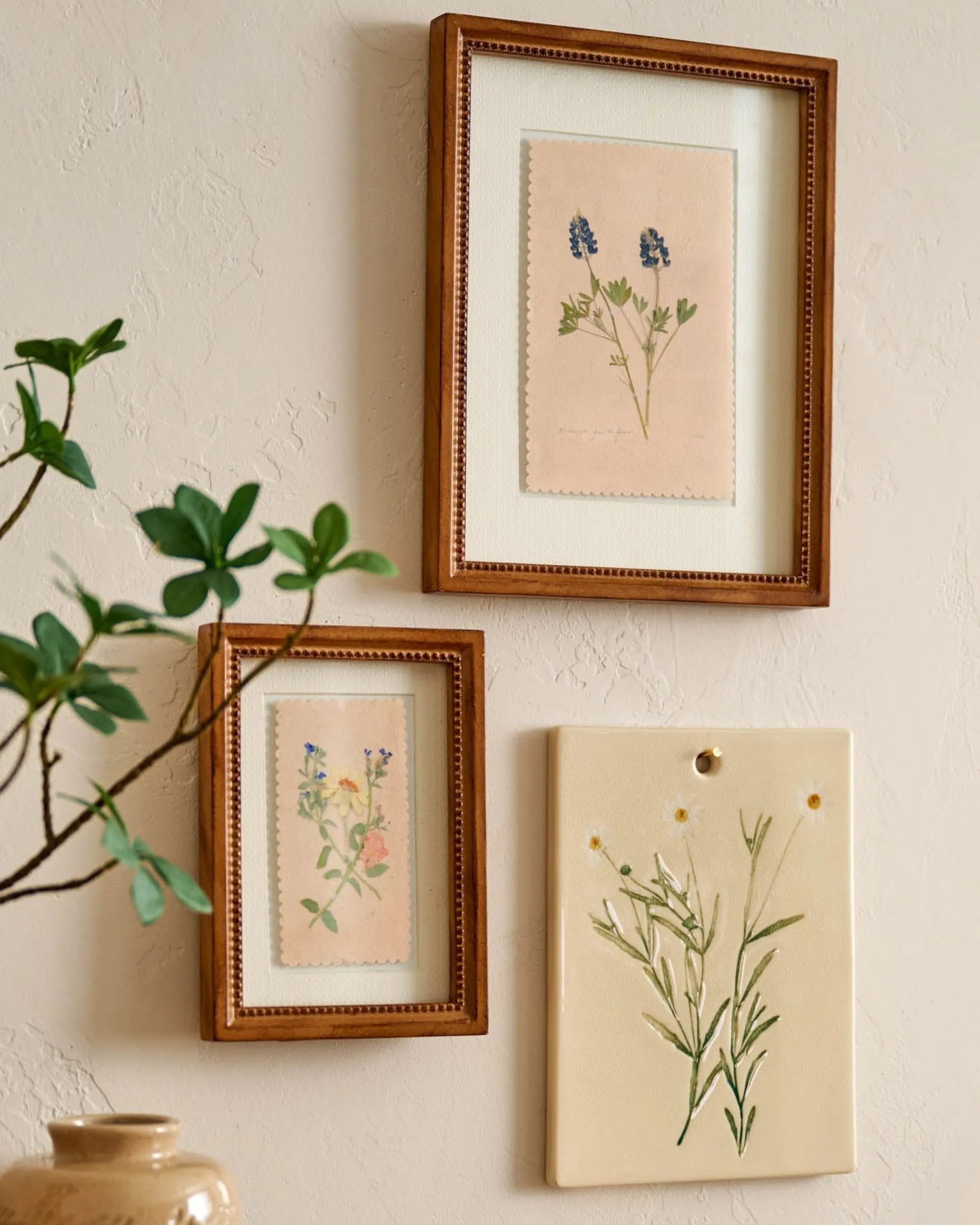 VND8577 GUANGDONG QUANFU CERAMICS INDUSTRIAL CO., LTD. Jo's Herbarium Ceramic Wall Plaque - Collected Daisies
