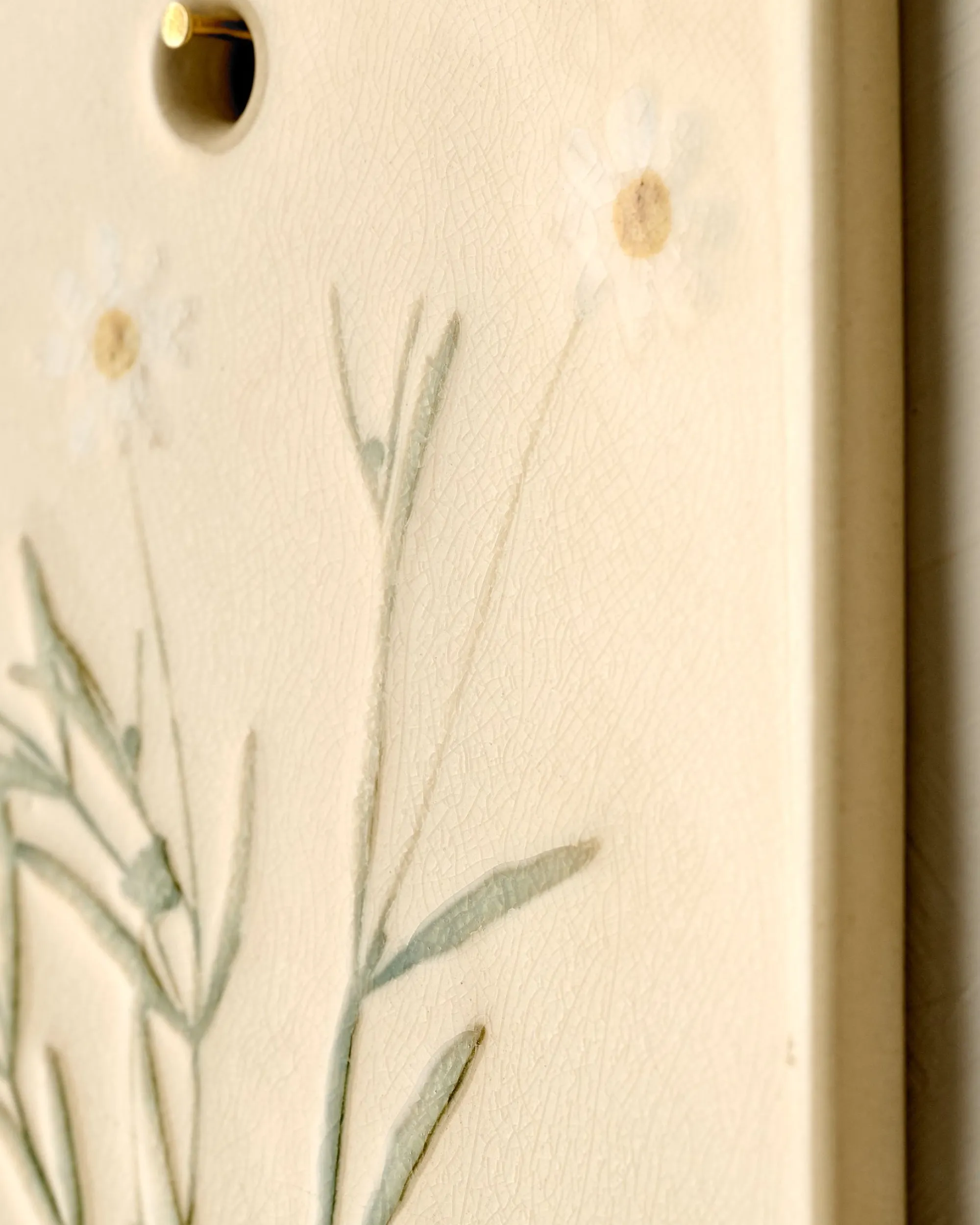VND8577 GUANGDONG QUANFU CERAMICS INDUSTRIAL CO., LTD. Jo's Herbarium Ceramic Wall Plaque - Collected Daisies