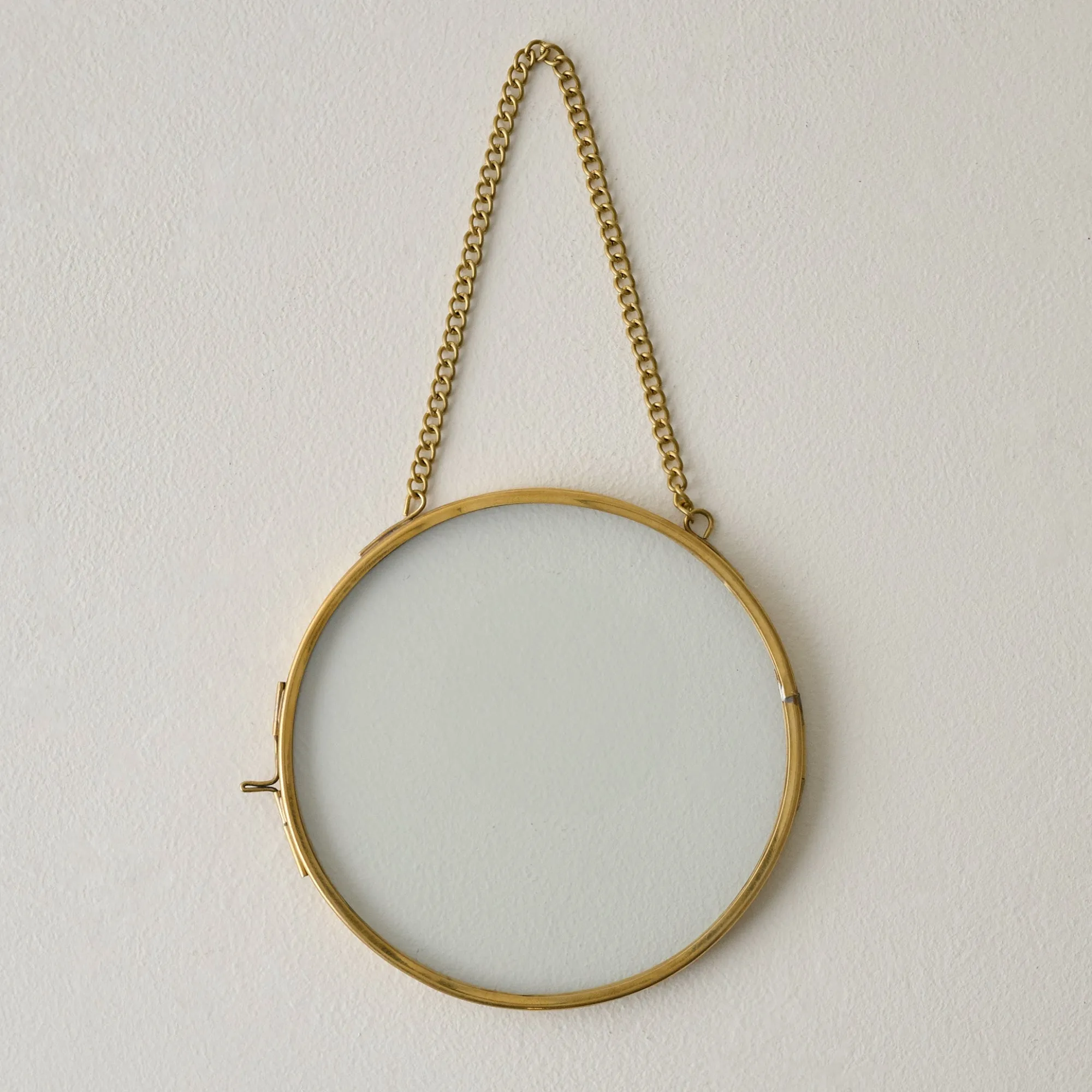 VND7371 True Home Decor Pvt Ltd Josie Hanging Brass Photo Frame