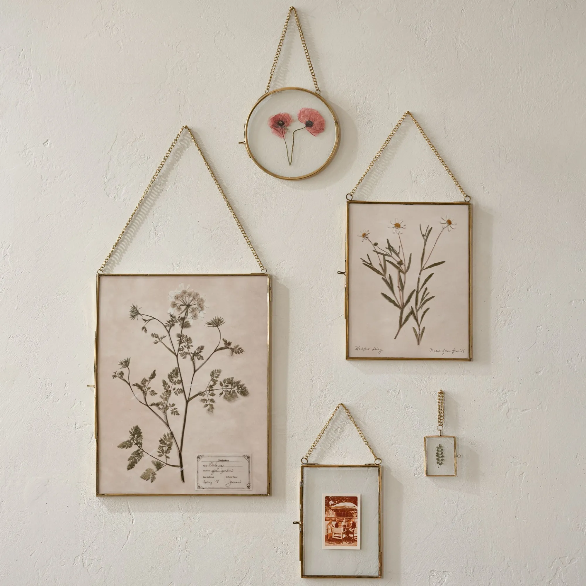VND7371 True Home Decor Pvt Ltd Josie Hanging Brass Photo Frame
