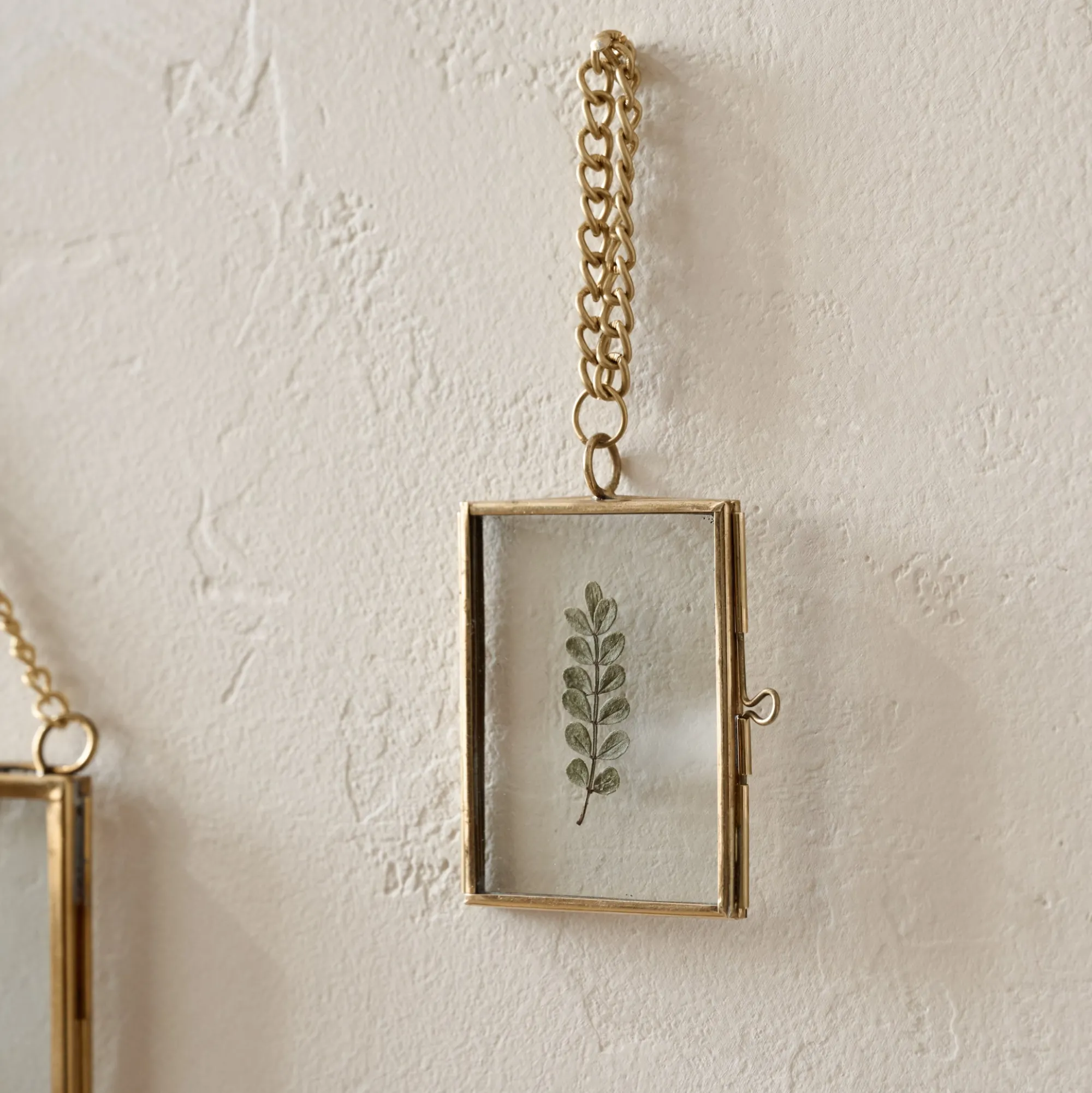 VND7371 True Home Decor Pvt Ltd Josie Hanging Brass Photo Frame