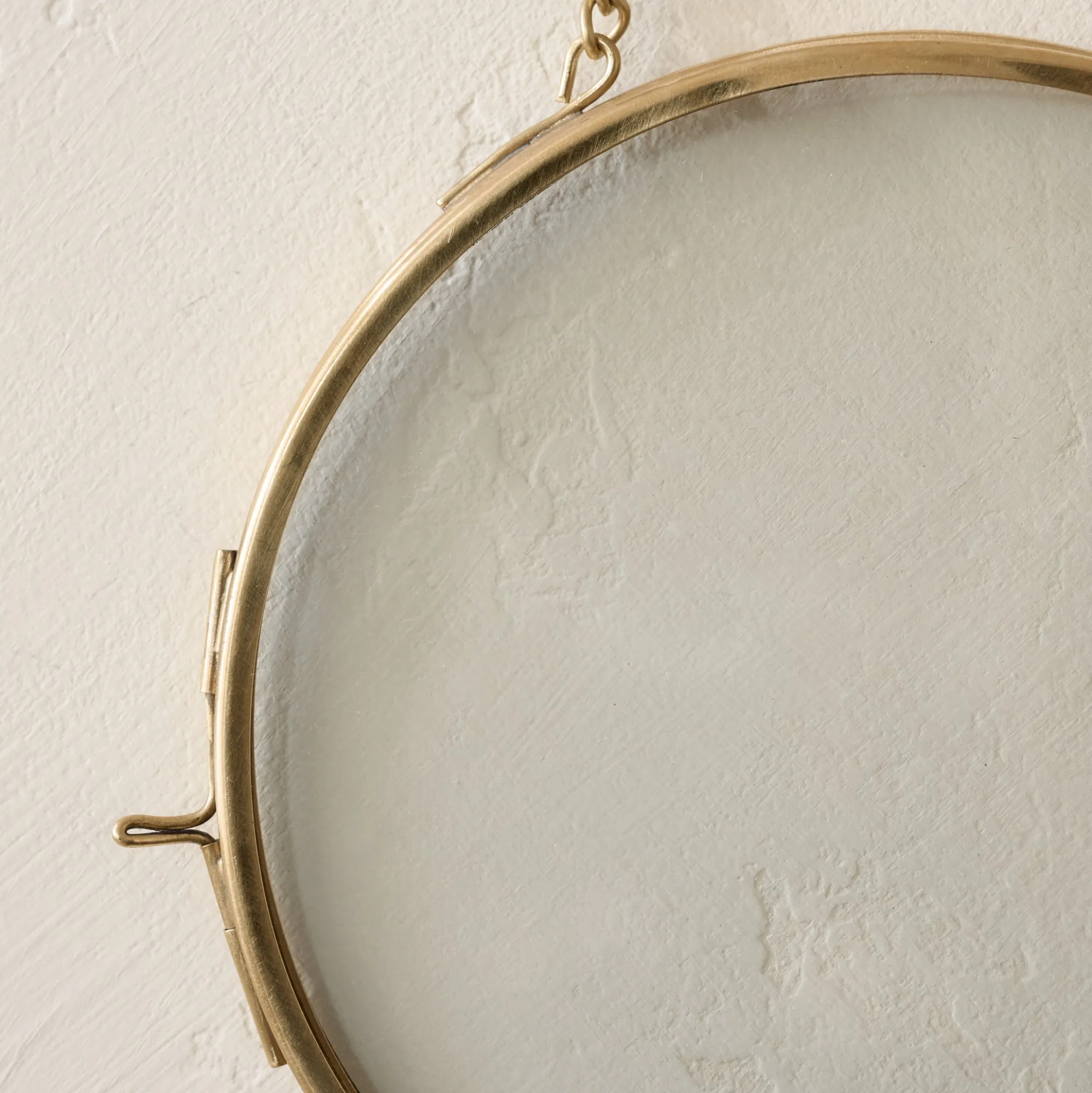VND7371 True Home Decor Pvt Ltd Josie Hanging Brass Photo Frame