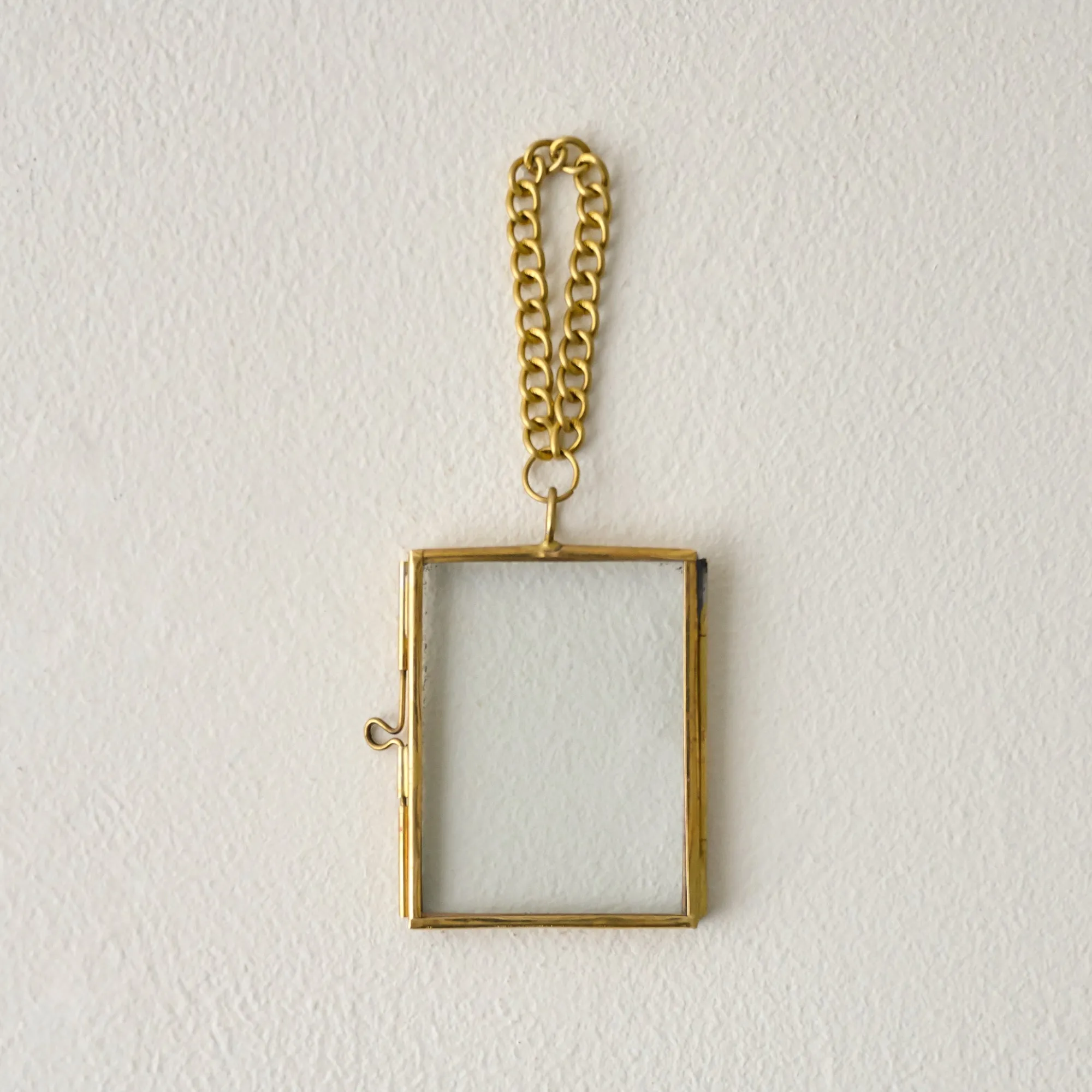 VND7371 True Home Decor Pvt Ltd Josie Hanging Brass Photo Frame