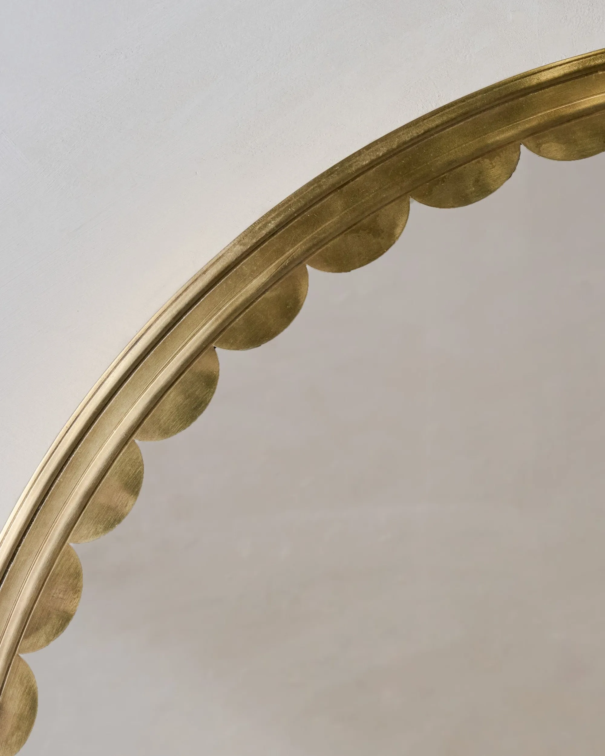 VND7371 True Home Decor Pvt Ltd Julie Round Brass Scalloped Mirror