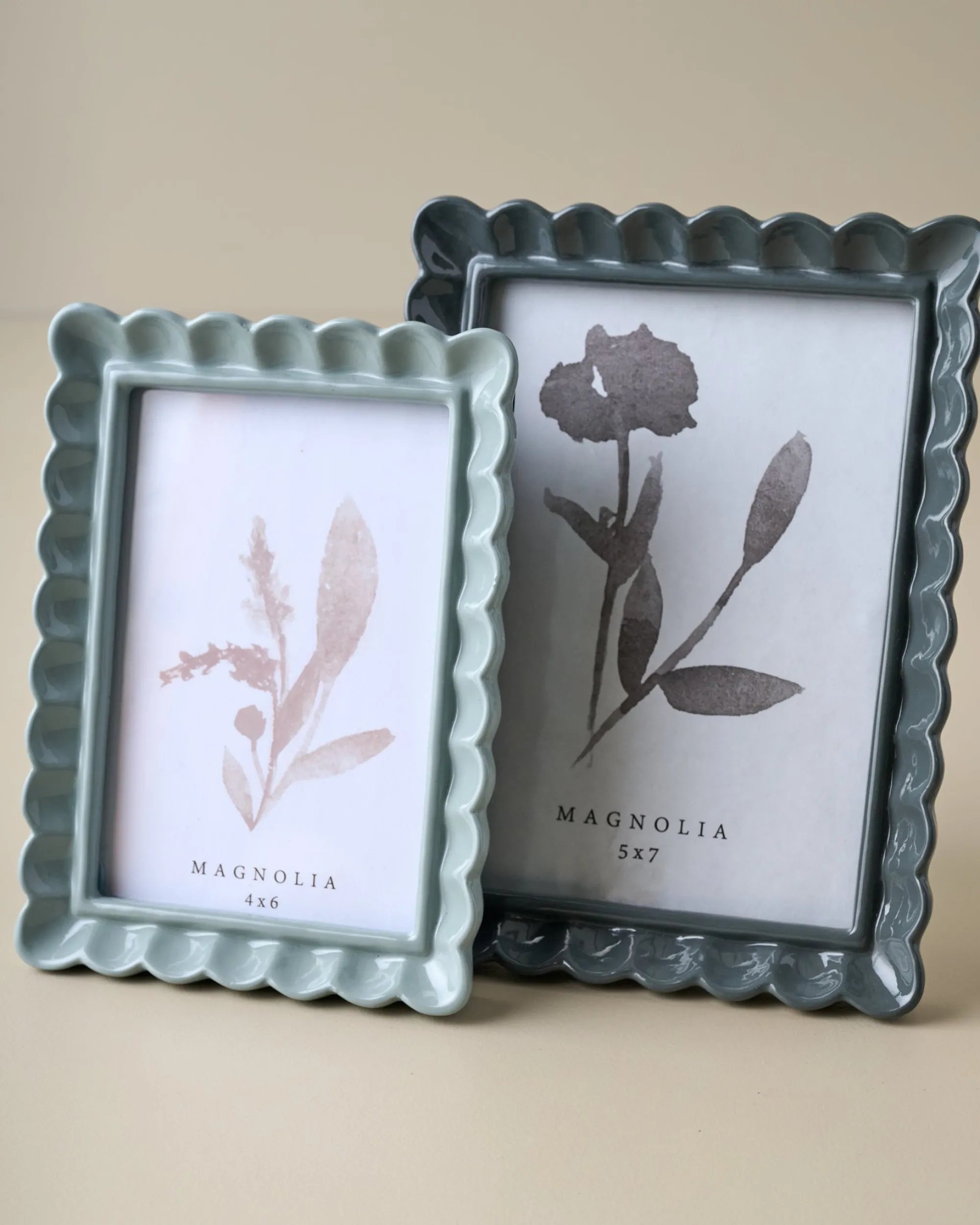 VND0164 Creative Co-op Inc Kara Scalloped Photo Frame