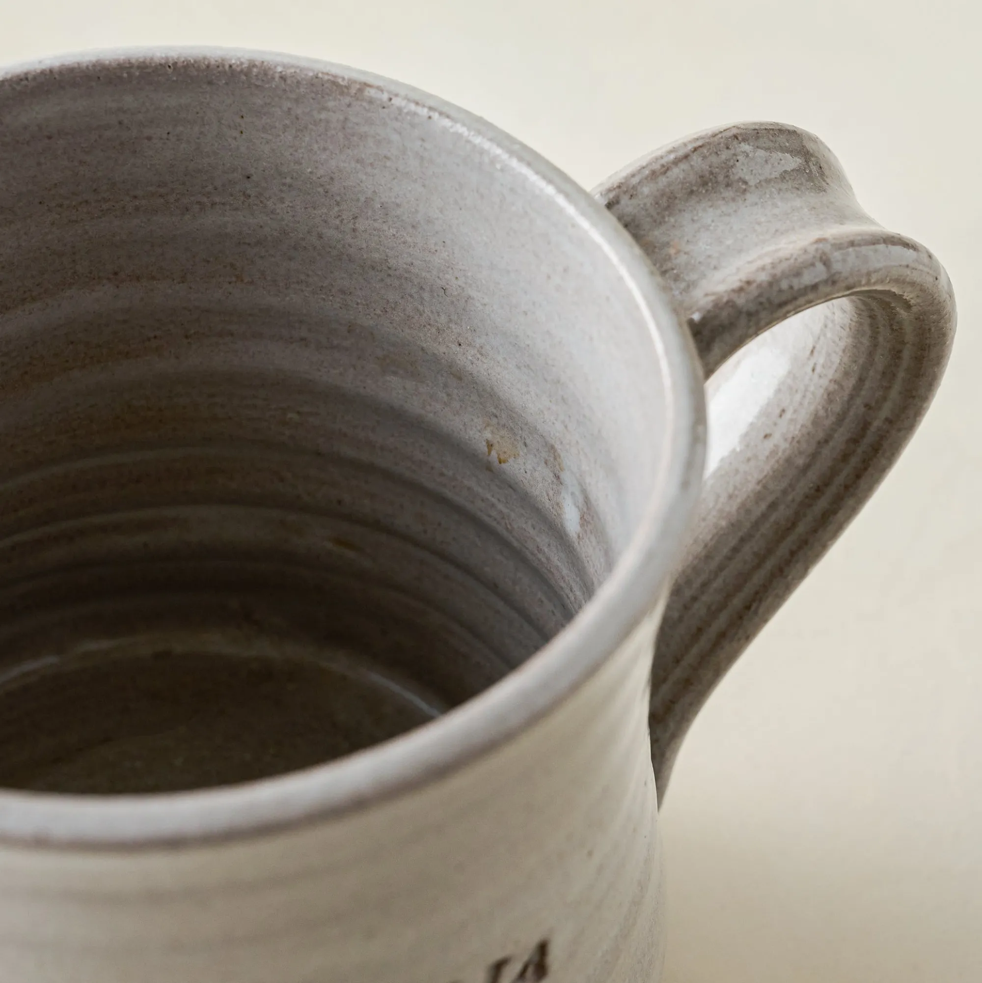 VND0162 Black Oak Art Magnolia Established Mug