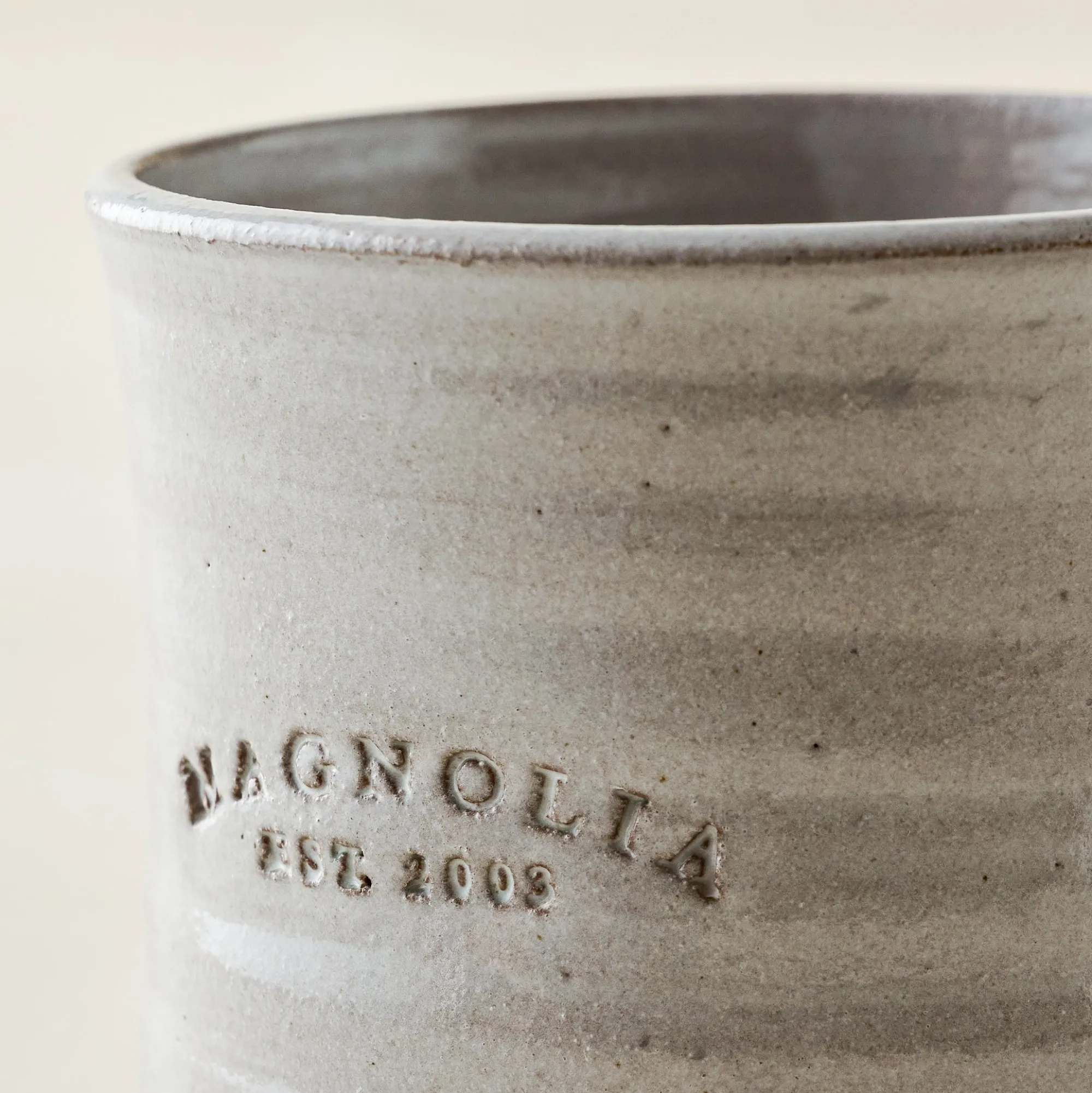 VND0162 Black Oak Art Magnolia Established Mug
