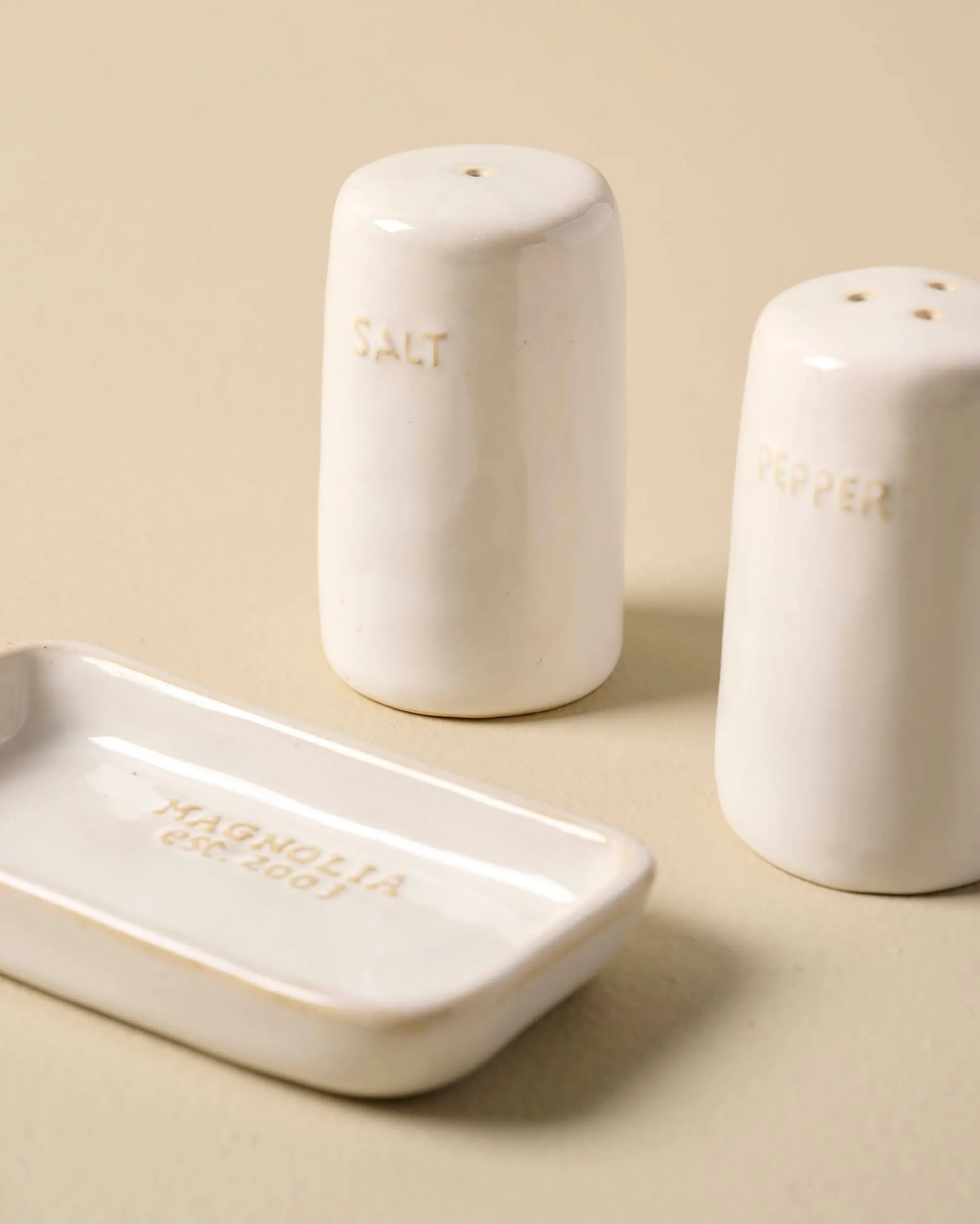 VND6562 Chaozhou Highland Crafts Company Ltd Magnolia Est. Salt and Pepper Shakers