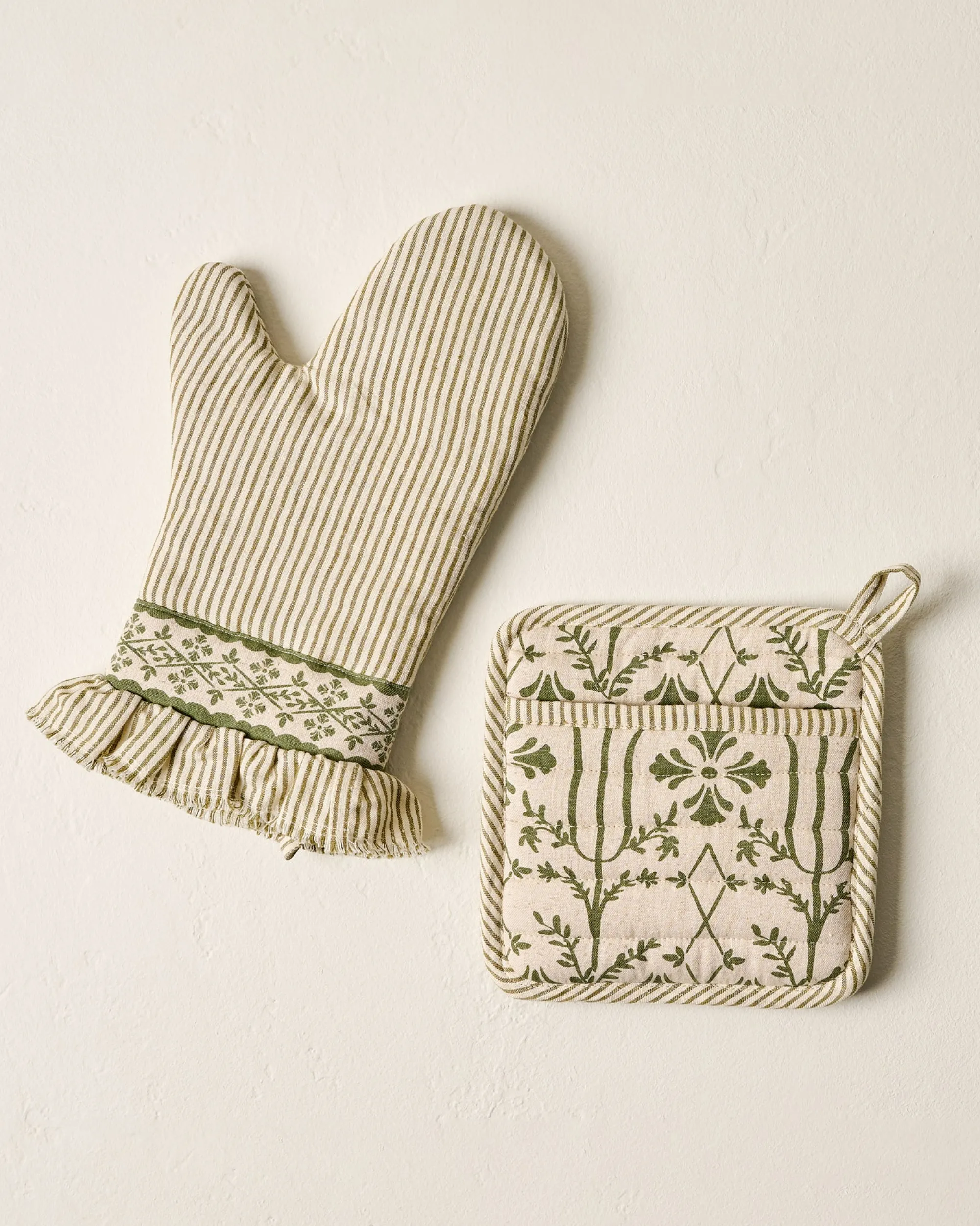 VND6843 KARUR GOLDLINE EXPORTS LLP Magnolia Olive Pin Stripe Oven Mitt + Pot Holder Set