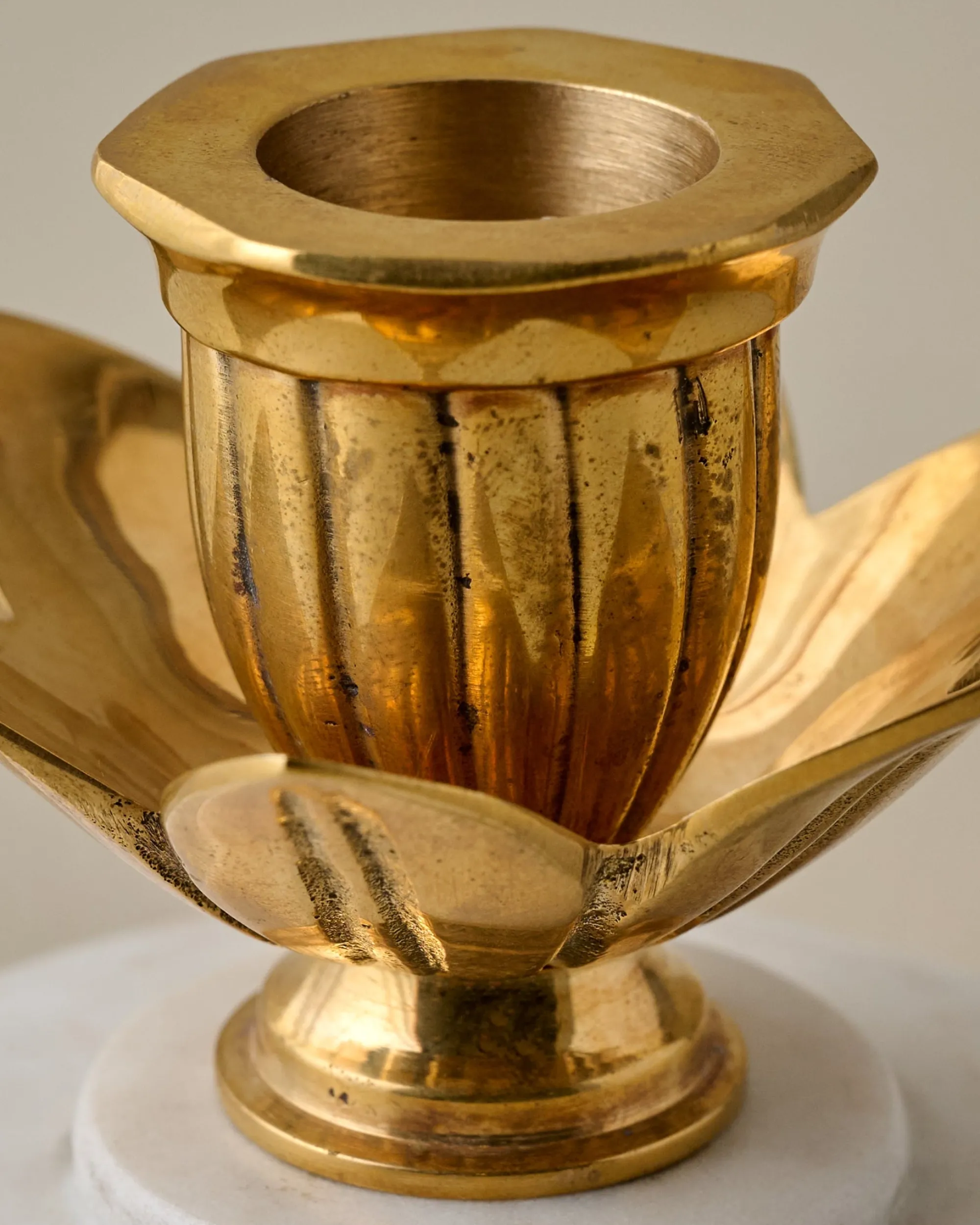 VND6624 GULATI EXPORTS Marble and Brass Tulip Candleholder