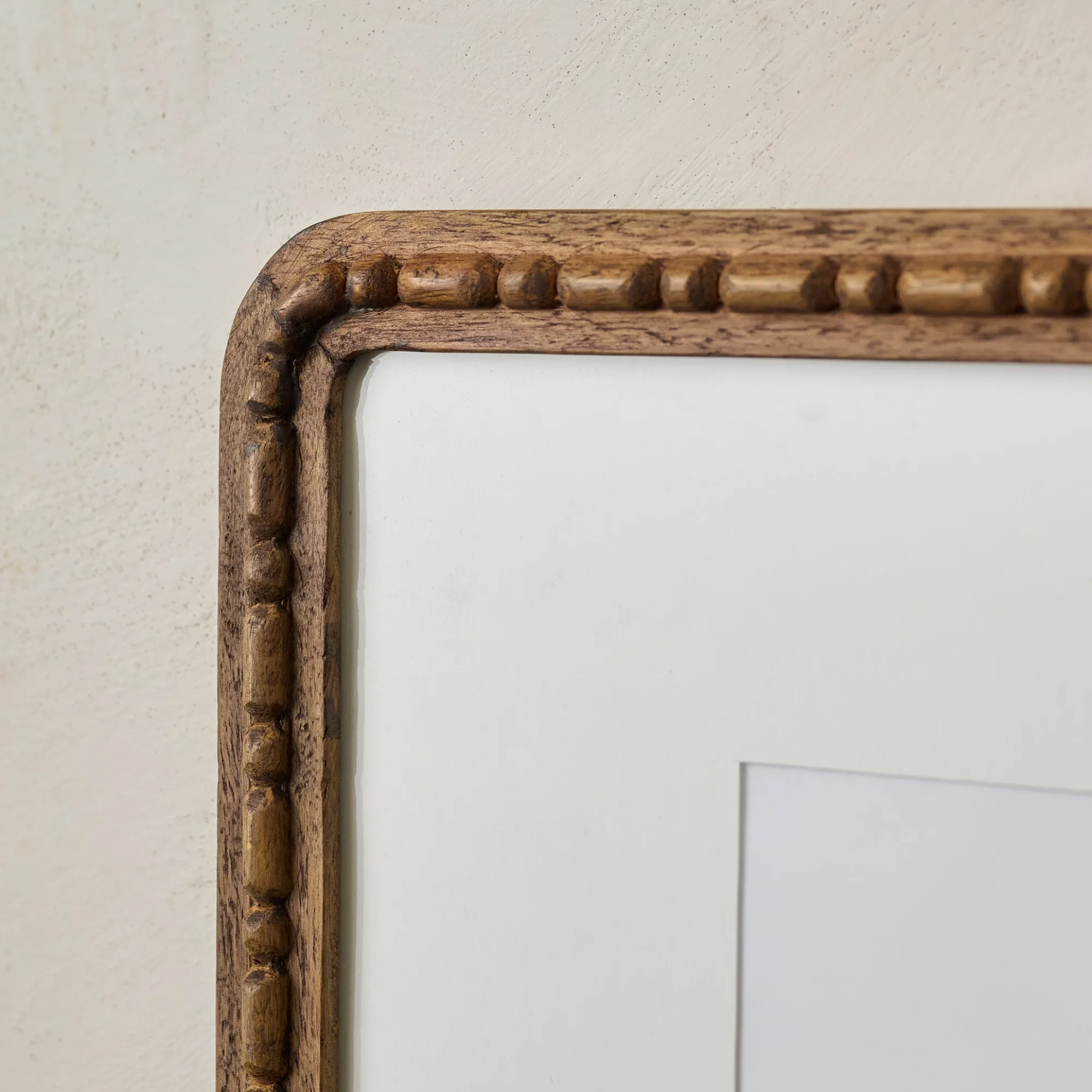 VND8122 R R INDUSTRIES Nicolette Carved Wood Photo Frame