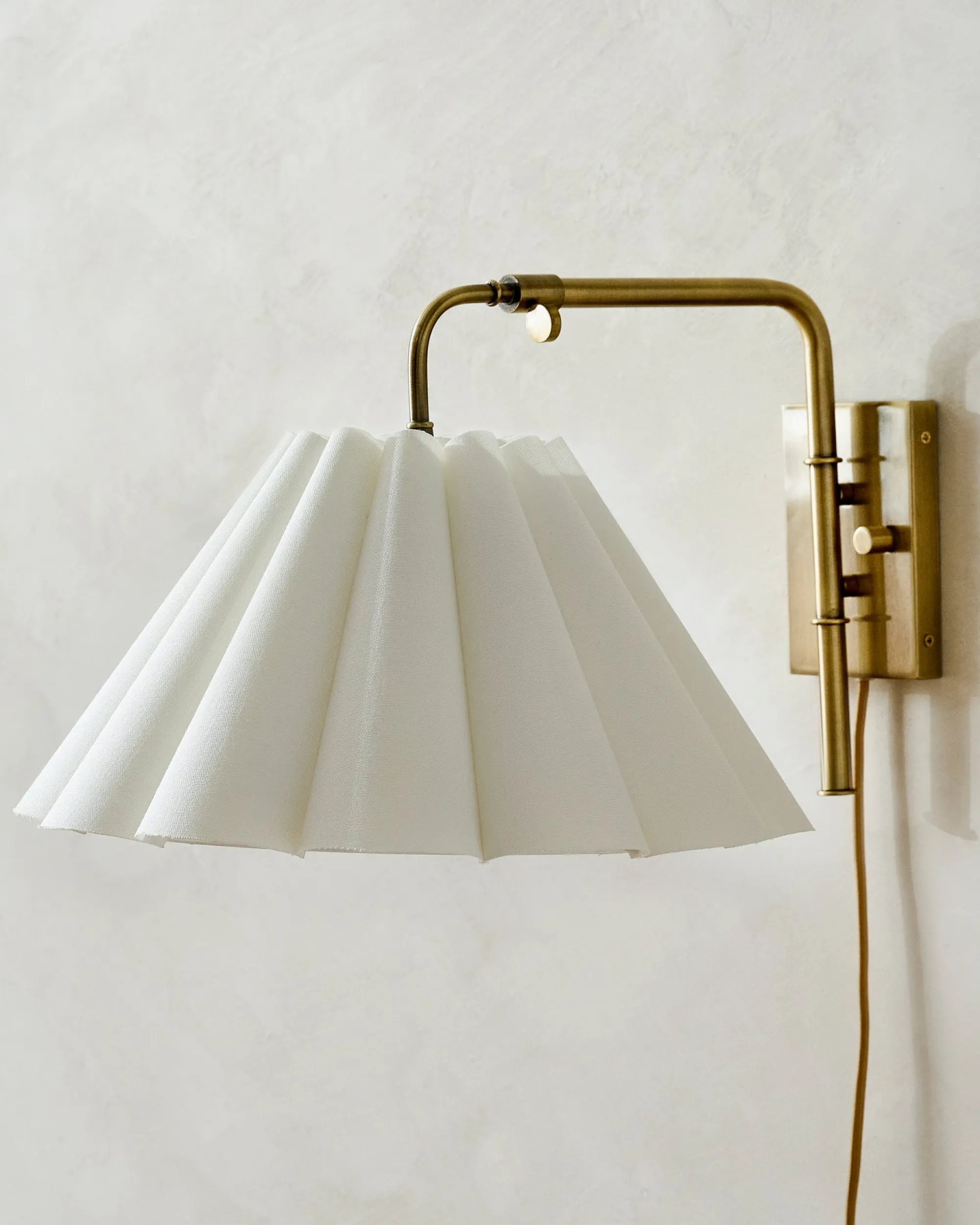 VND6475 StyleCraft Home Collection Odette Linen Scallop Swivel Plug-In Sconce