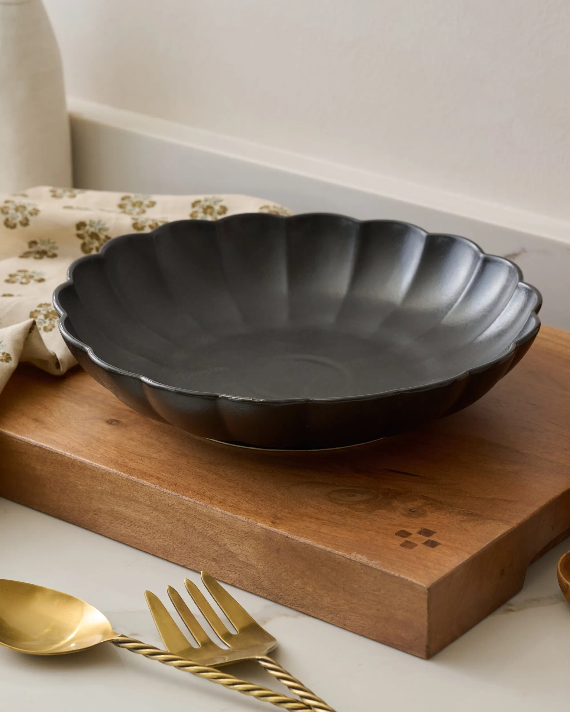 VND0092 Melrose International, LLC Oversized Black Scalloped Serving Bowl