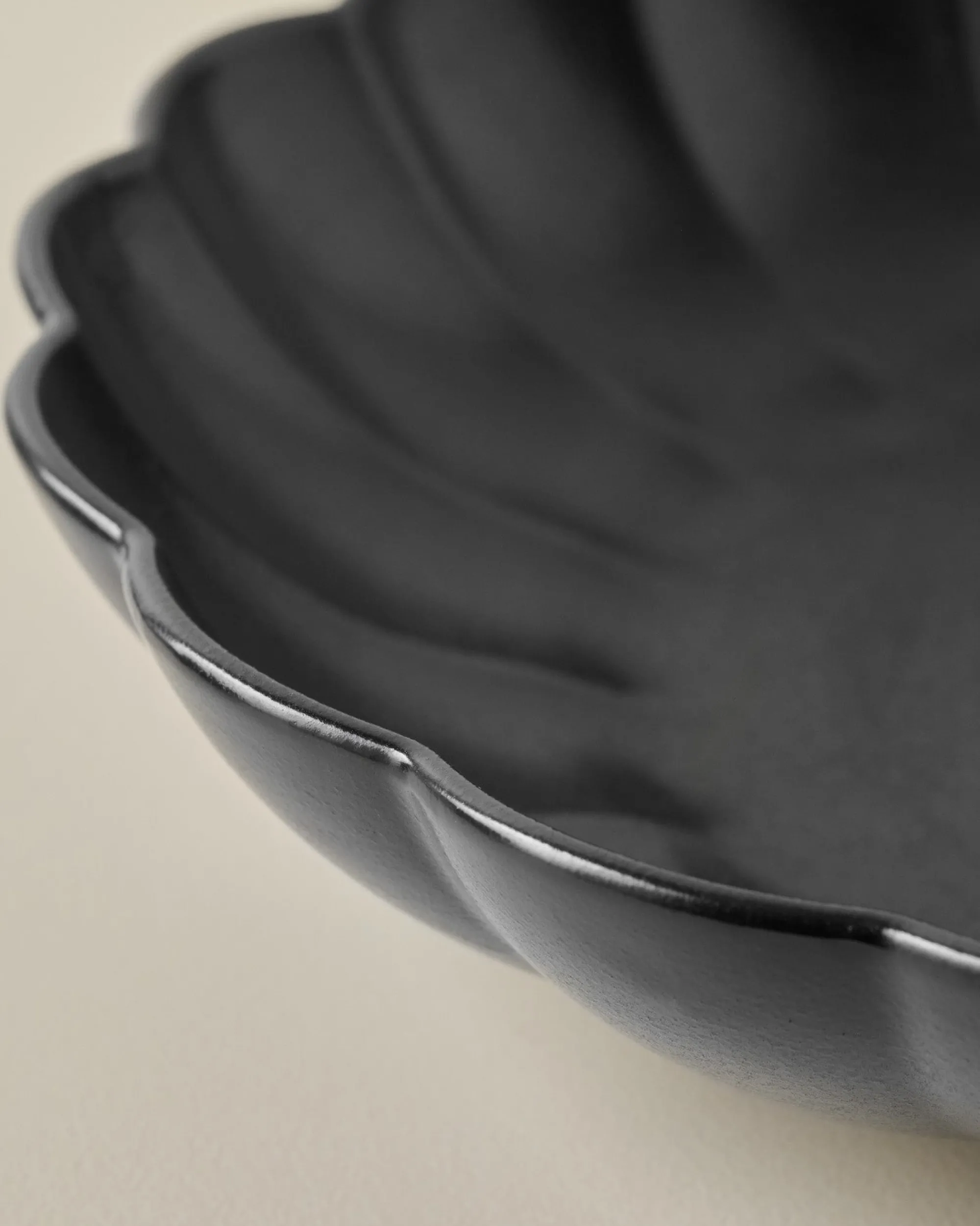 VND0092 Melrose International, LLC Oversized Black Scalloped Serving Bowl