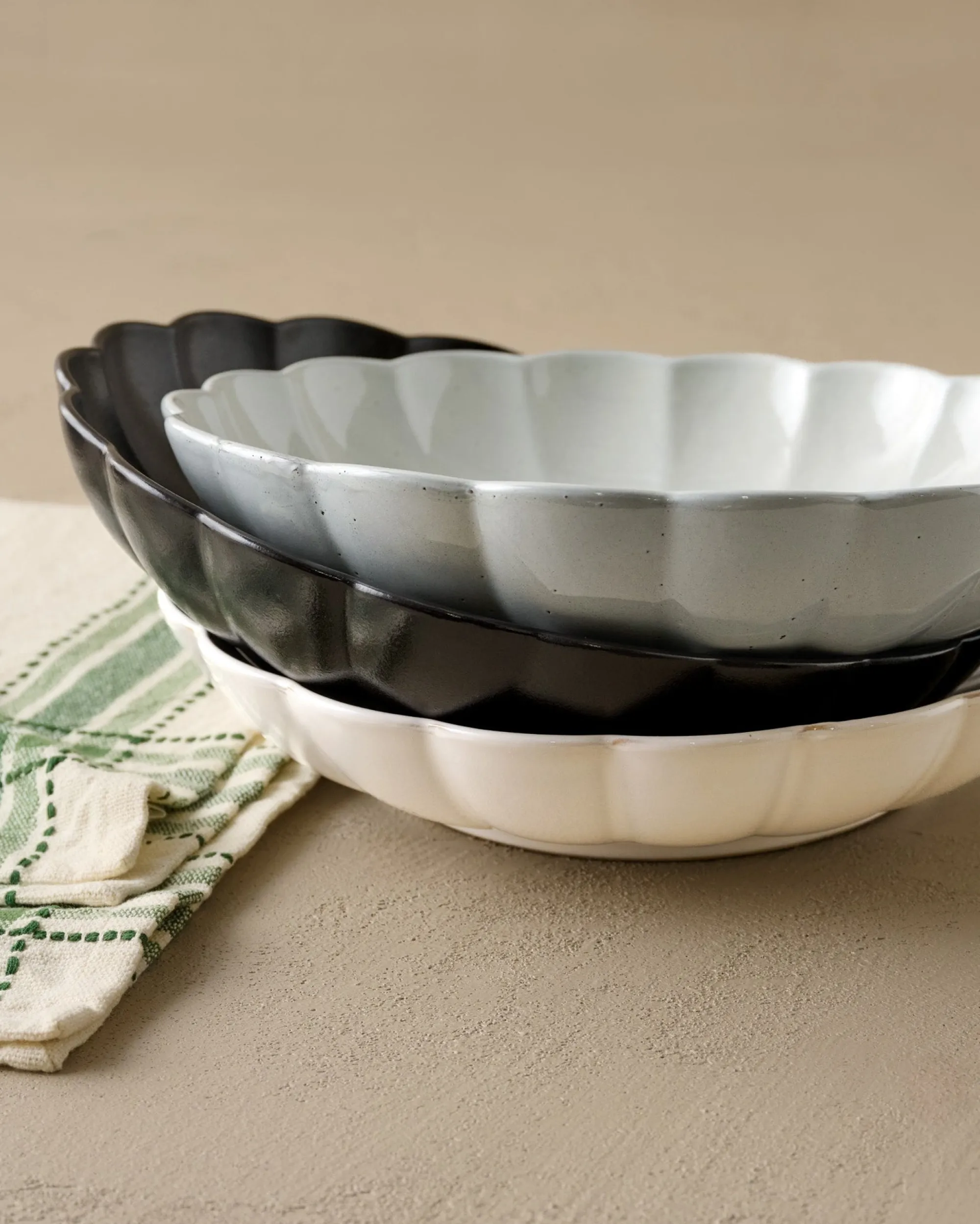 VND0092 Melrose International, LLC Oversized Black Scalloped Serving Bowl