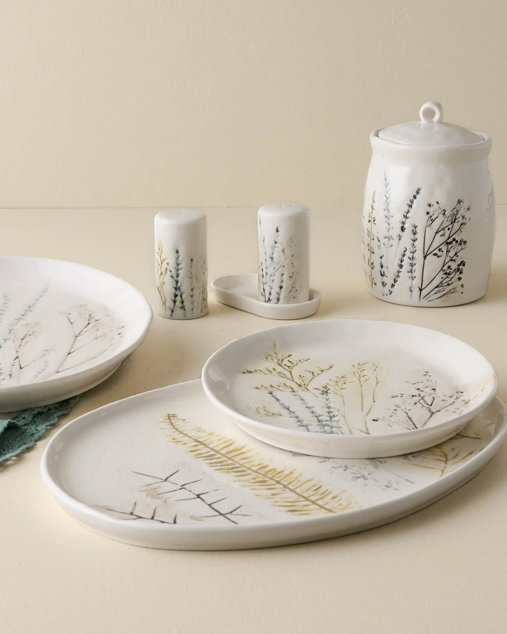 VND0164 Creative Co-op Inc Pressed Floral Salt & Pepper Set