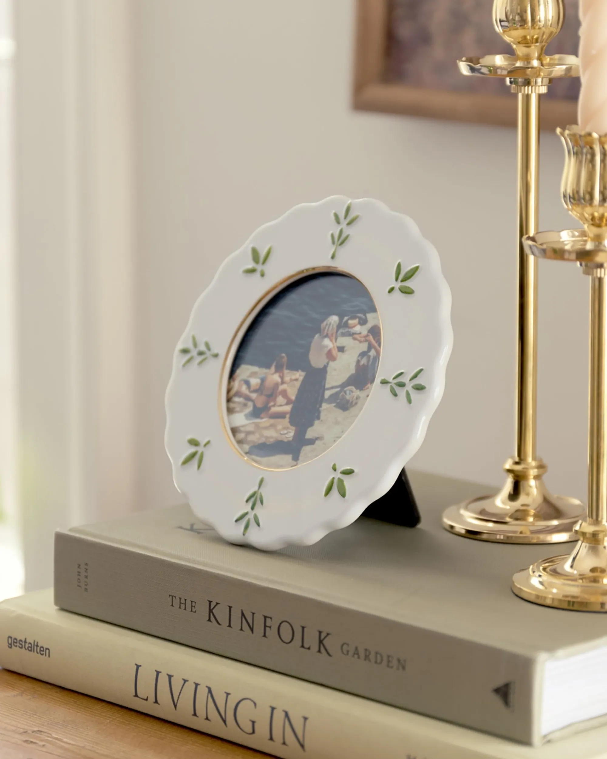 VND0164 Creative Co-op Inc Round Ceramic Juliet Photo Frame