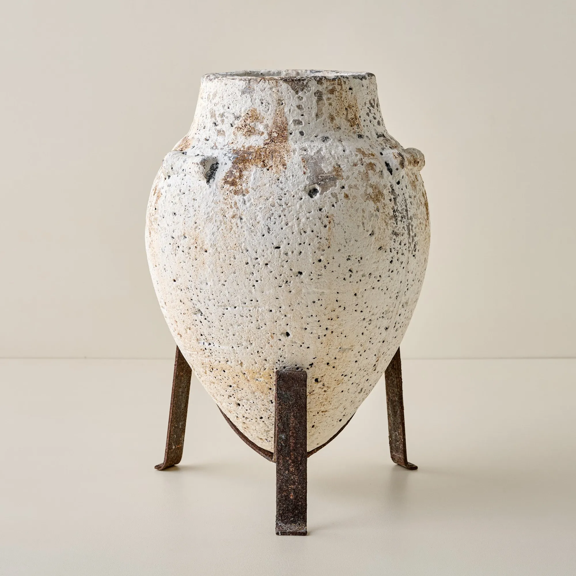 VND0158 Accent Decor Rustic Cortona Vase on Stand