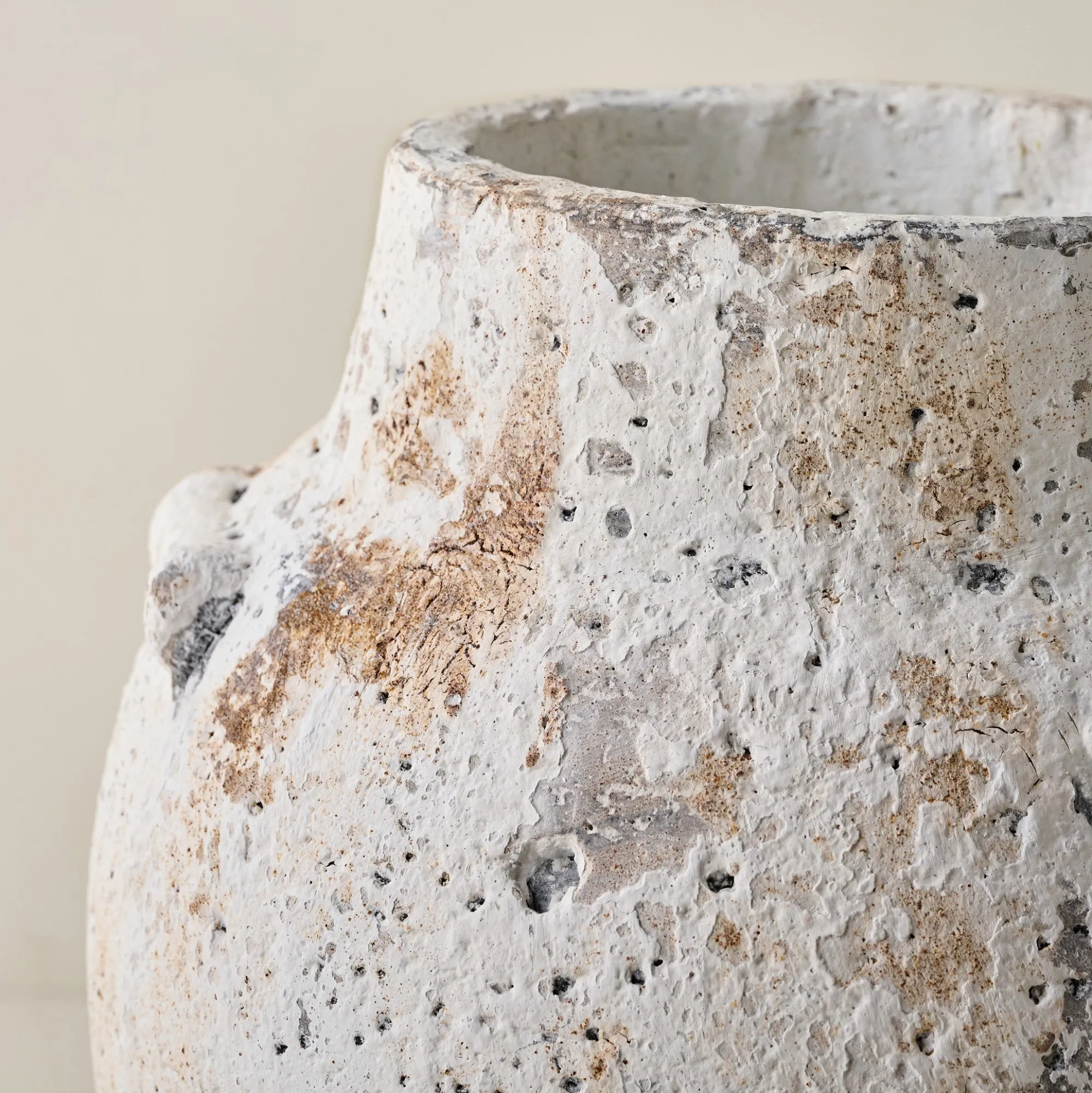 VND0158 Accent Decor Rustic Cortona Vase on Stand