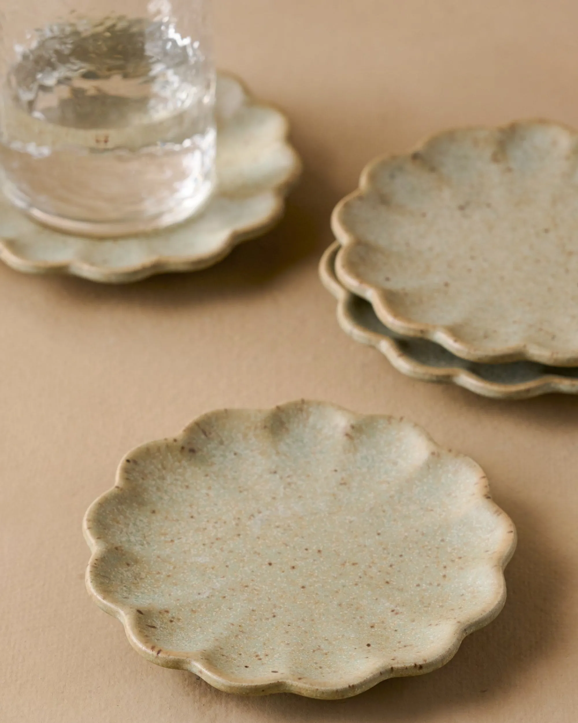 VND7018 Makerspalm, LLC Scalloped Edge Stoneware Coaster Set