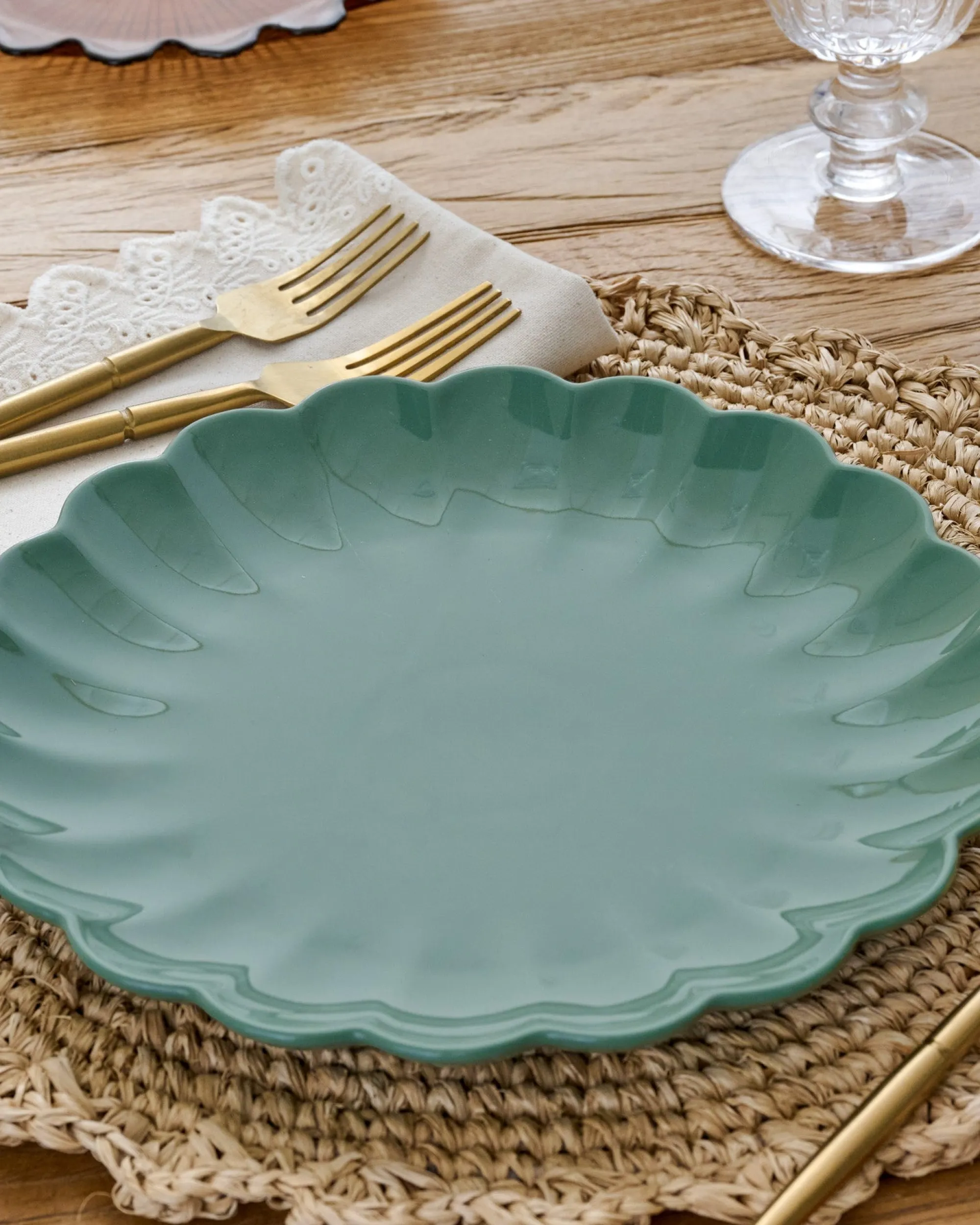 VND0092 Melrose International, LLC Seagrass Scalloped Plate