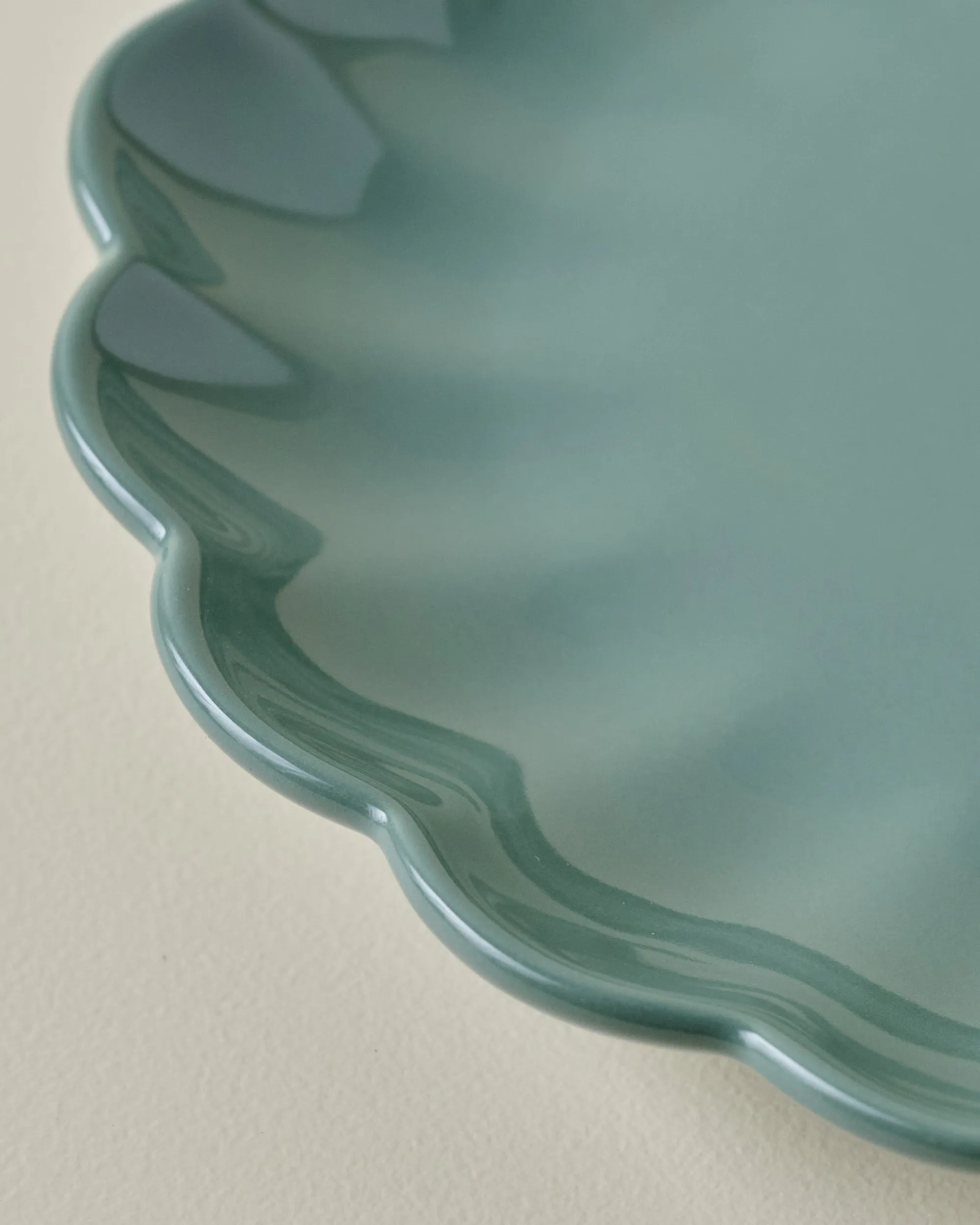 VND0092 Melrose International, LLC Seagrass Scalloped Plate