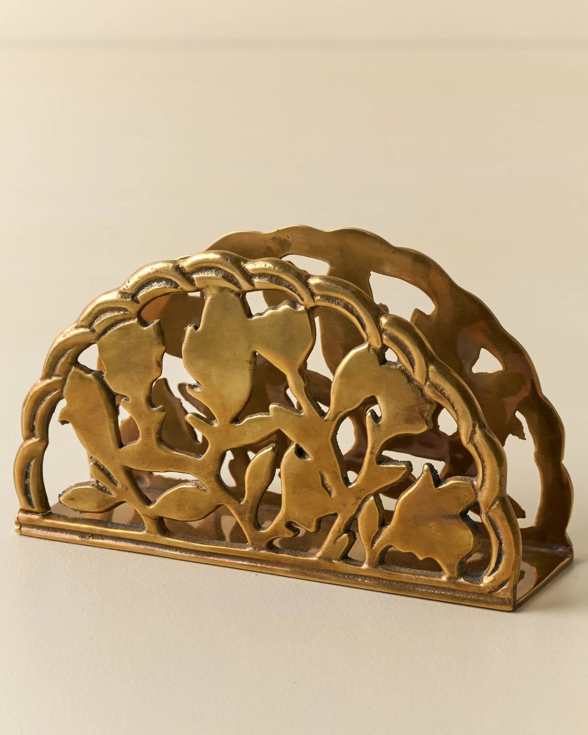 VND7372 ACUBE KRAFT PVT LTD Shadow Floral Napkin Holder