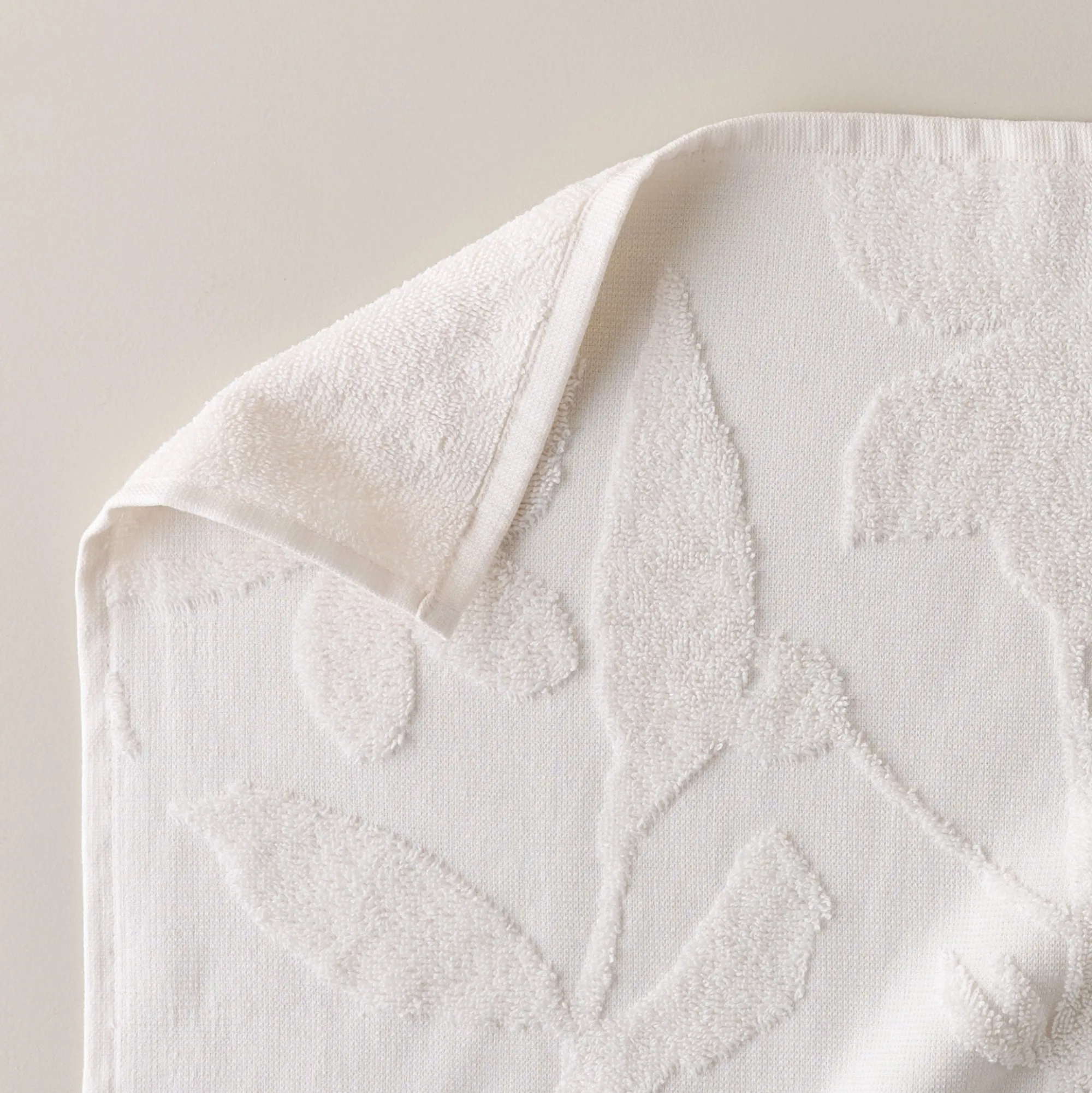 VND6325 The Airtex Group Snow White Floral Jacquard Towel
