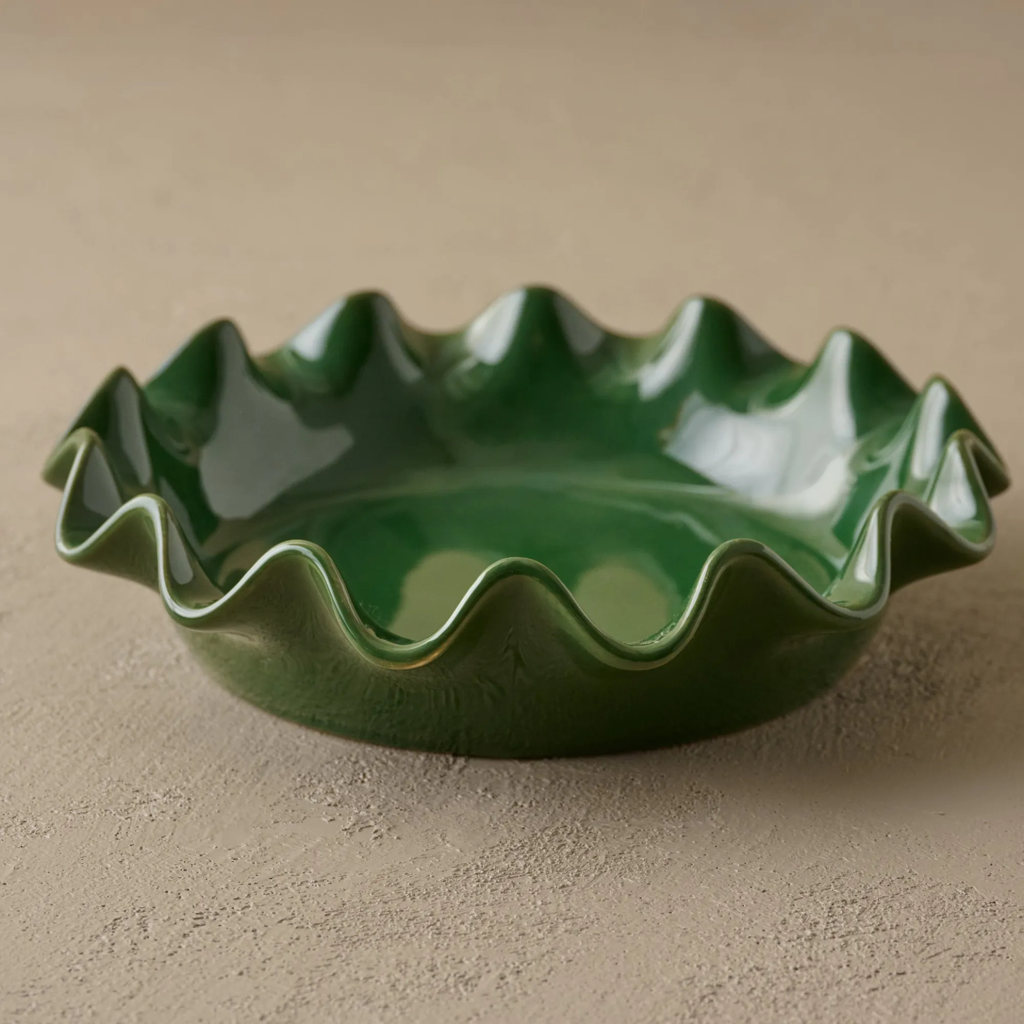 VND7018 Makerspalm, LLC The Cottage Collection Forest Green Scalloped Pie Dish