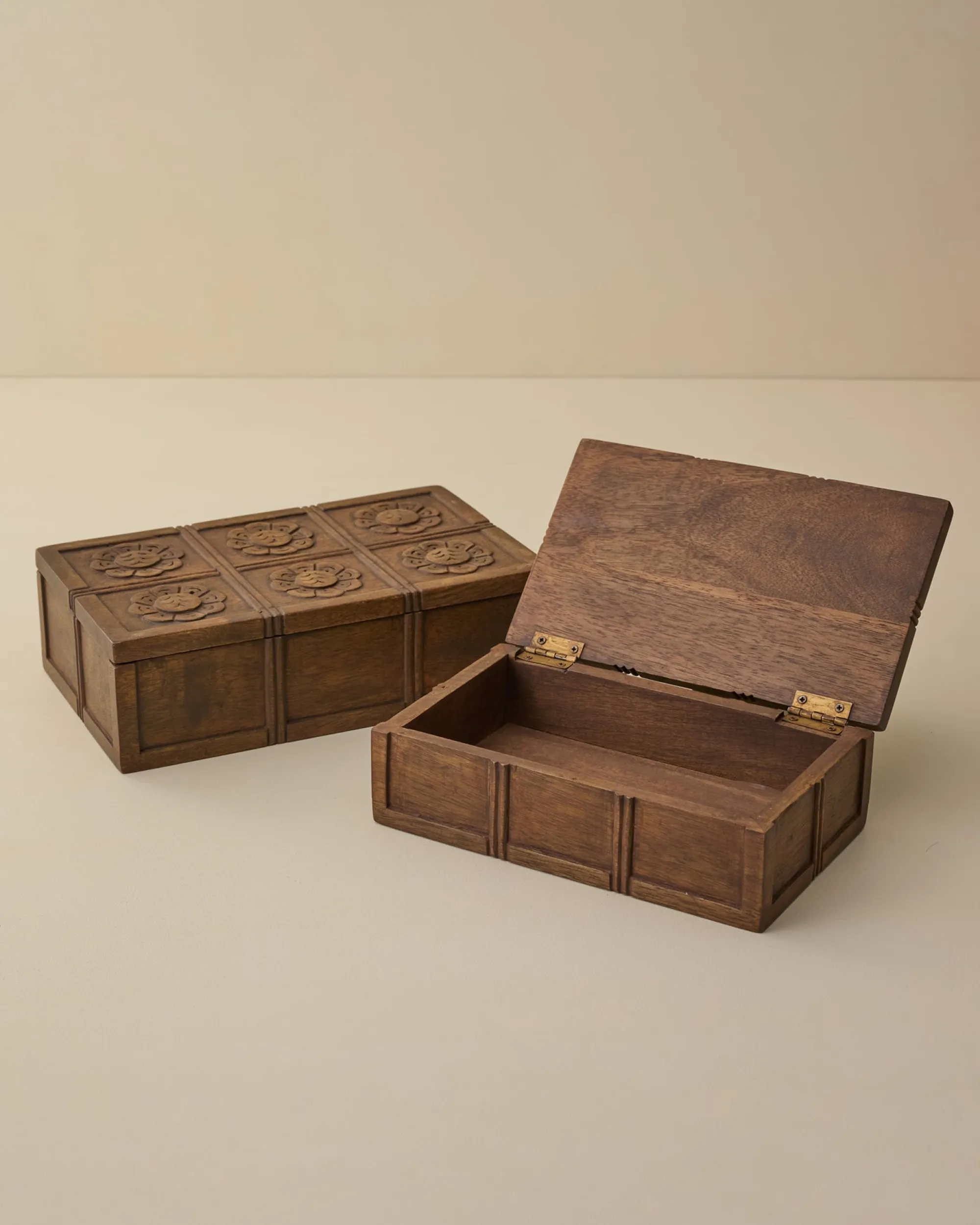 VND8122 R R INDUSTRIES Trina Carved Wood Box