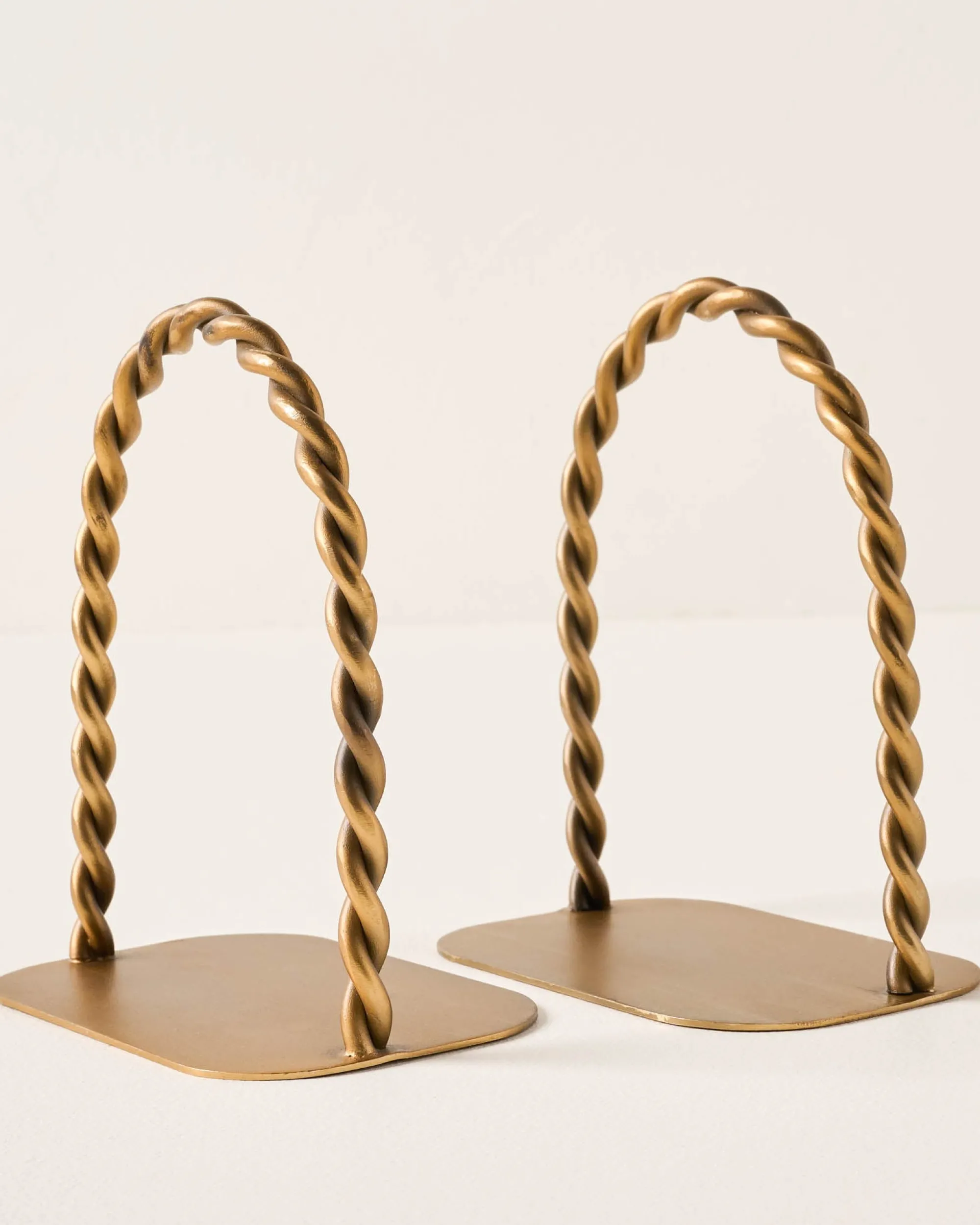 VND8957 ORNATE EXIM HOME PVT LTD Twisted Vintage-Inspired Brass Bookends