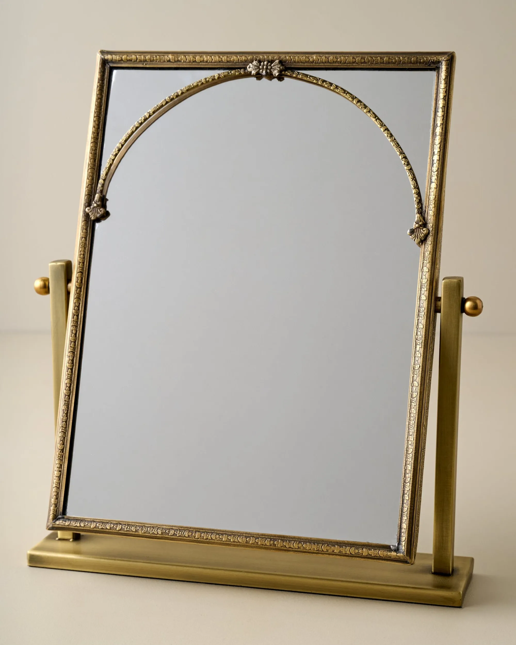 VND7372 ACUBE KRAFT PVT LTD Vienna Tabletop Mirror