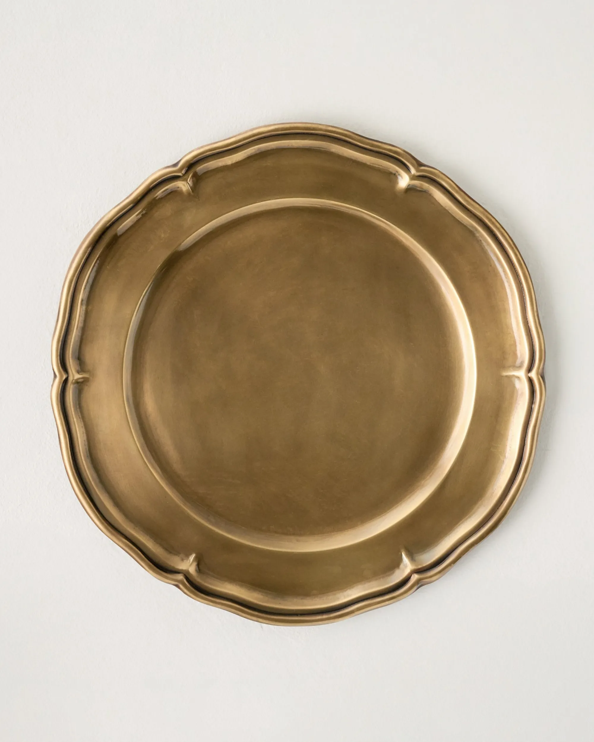 VND0164 Creative Co-op Inc Vintage-Inspired Brass Charger