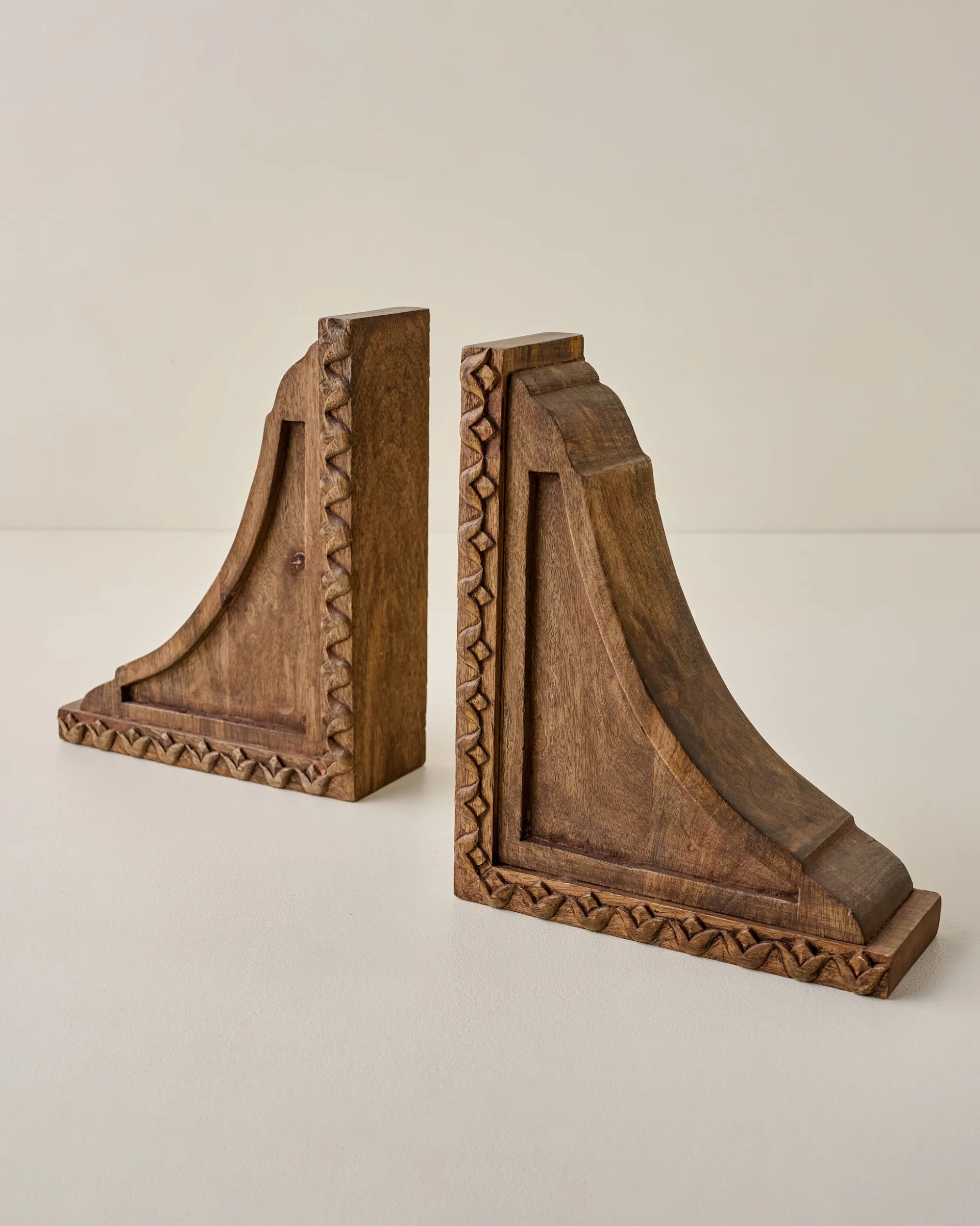 VND8122 R R INDUSTRIES Warren Hand Carved Wood Bookends
