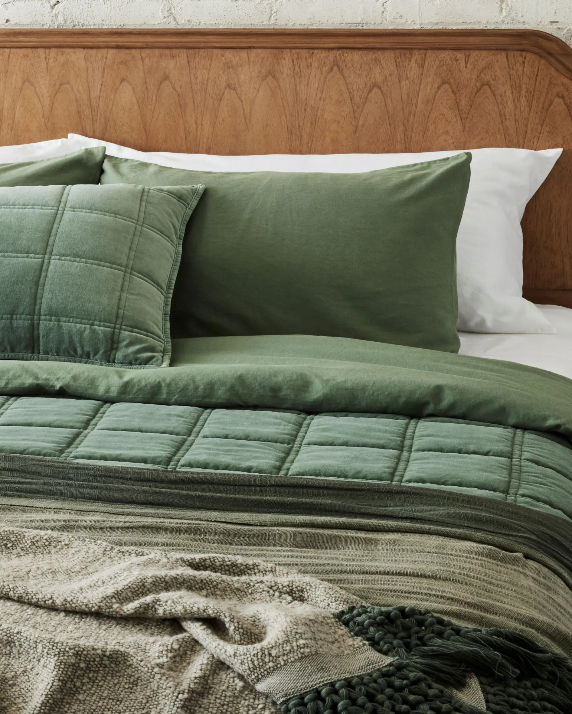 VND7018 Makerspalm, LLC Weekend Velvet Quilt - Dusty Green
