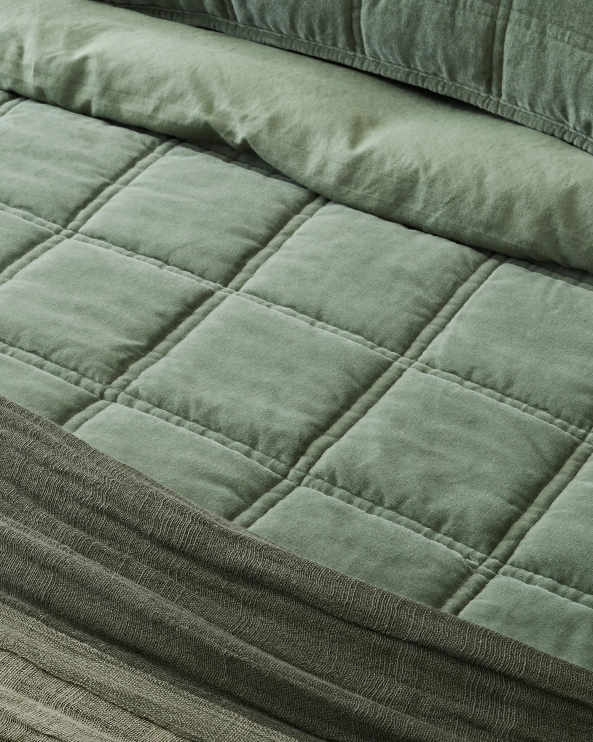 VND7018 Makerspalm, LLC Weekend Velvet Quilt - Dusty Green