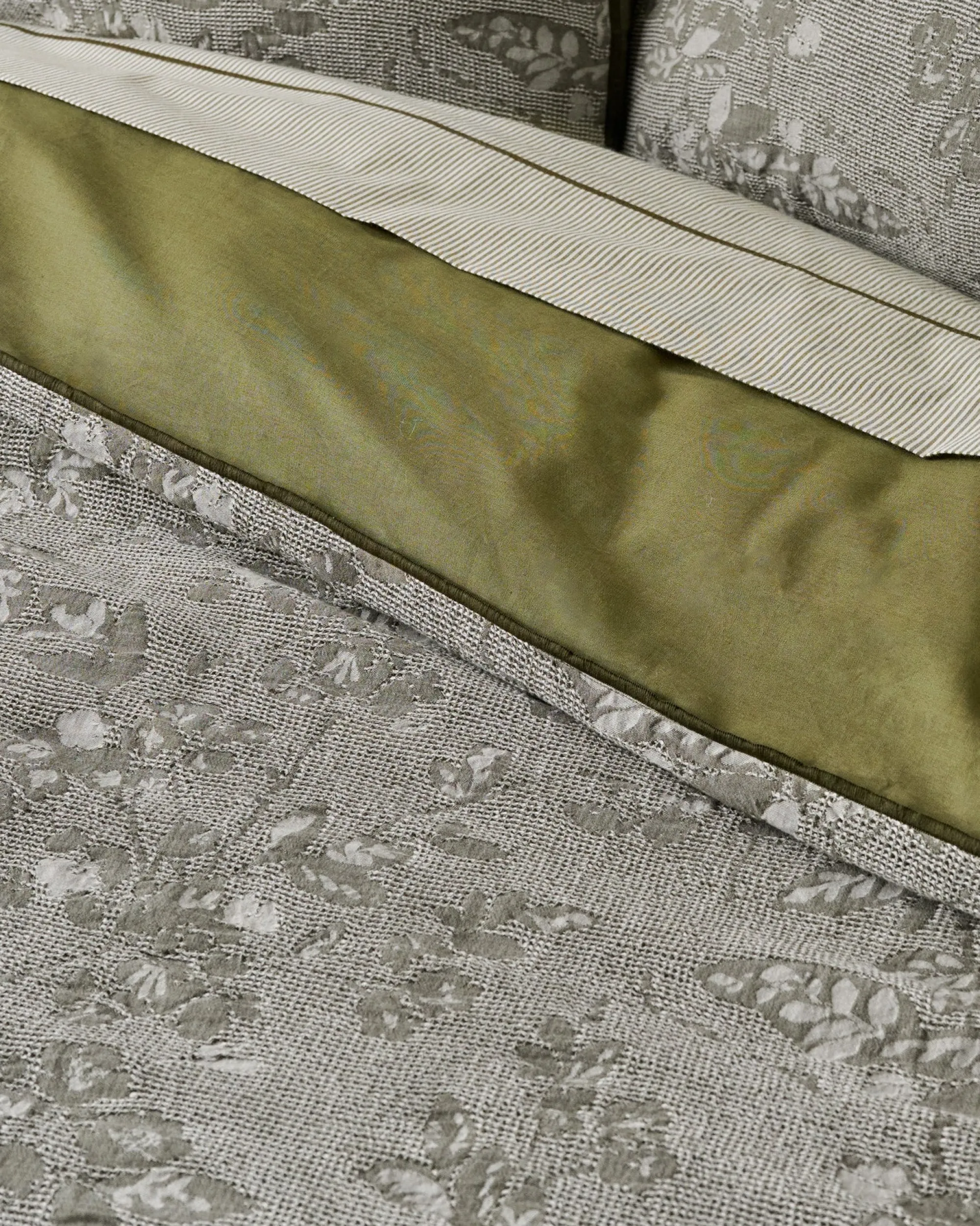 VND7018 Makerspalm, LLC Willow Floral Jacquard Duvet Cover