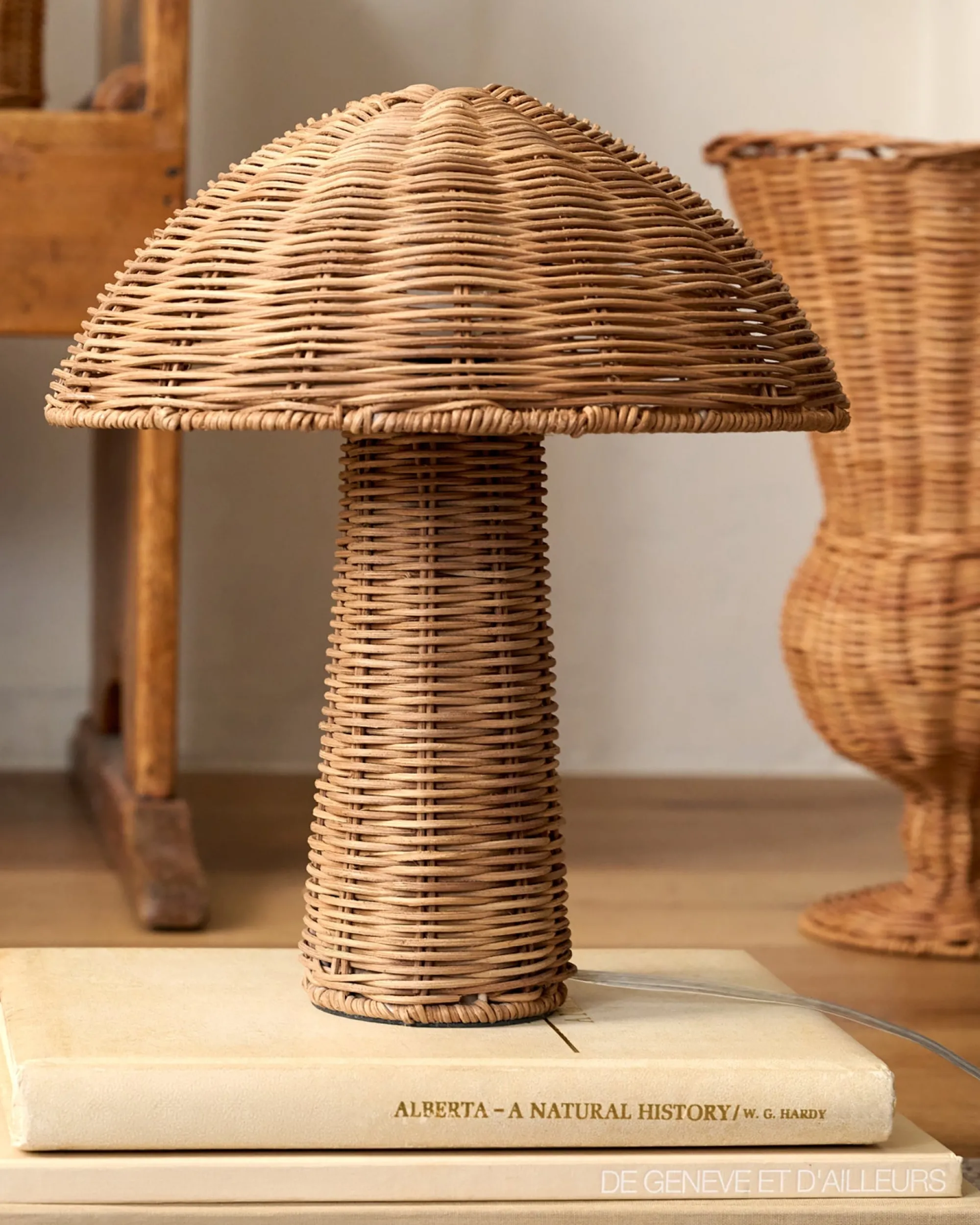 VND7018 Makerspalm, LLC Woodland Rattan Table Lamp