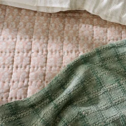VND6843 KARUR GOLDLINE EXPORTS LLP Woven Grid Coverlet